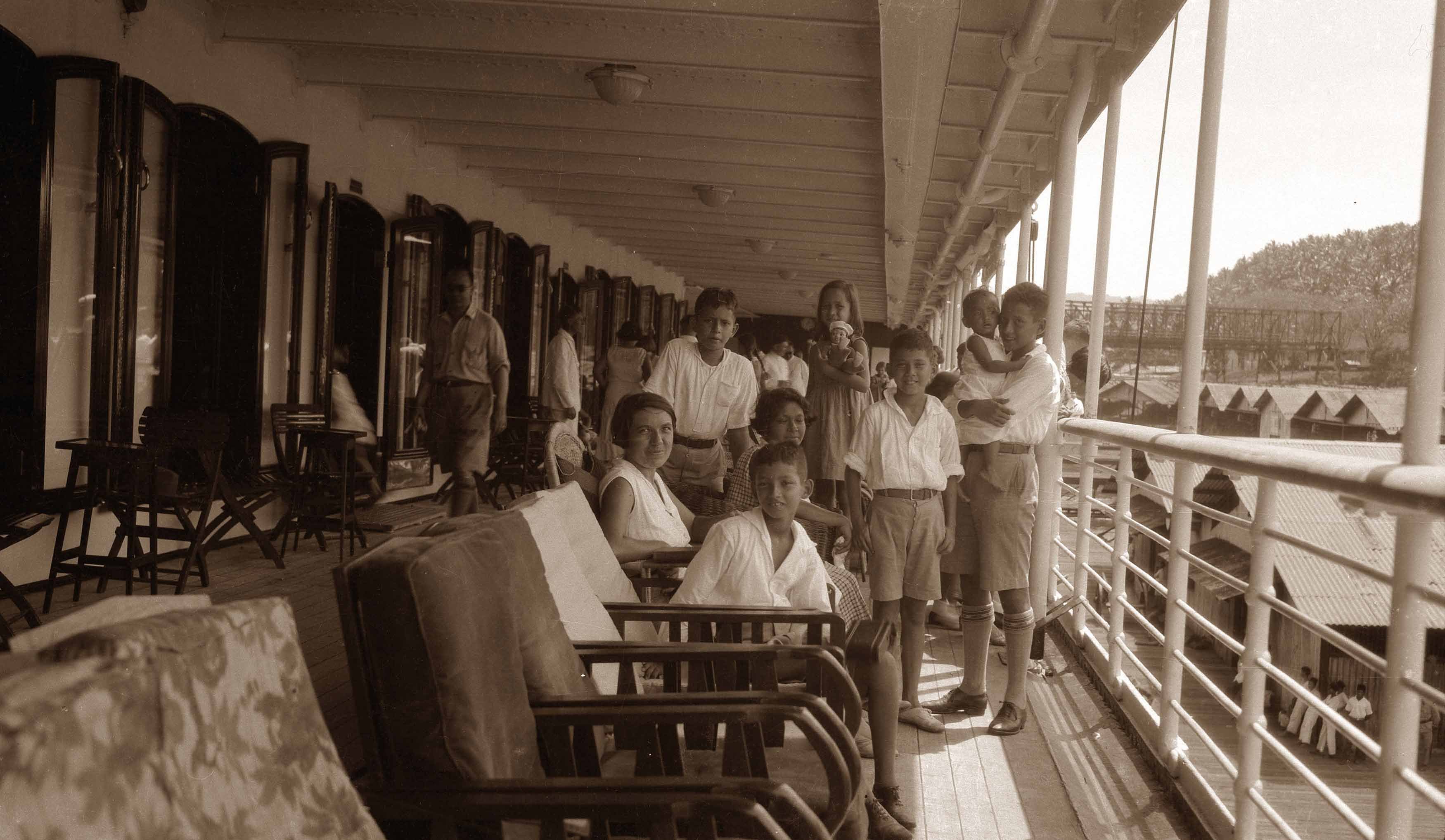 Familie Millenaar net aan boord op de Marnix St. Aldegonde, Sabang, 1932.jpg
