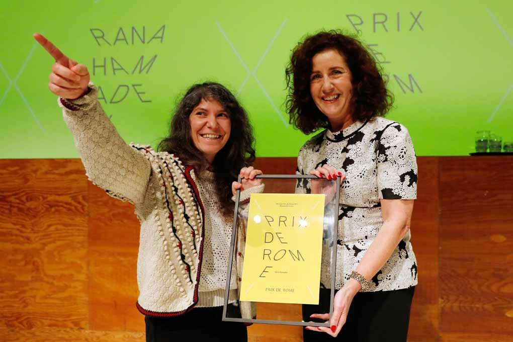 Rana Hamadeh en minister Ingrid van Engelshoven UItreiking_Prix de Rome 2017_15dec2017_Kunsthal Rotterdam (86).jpg