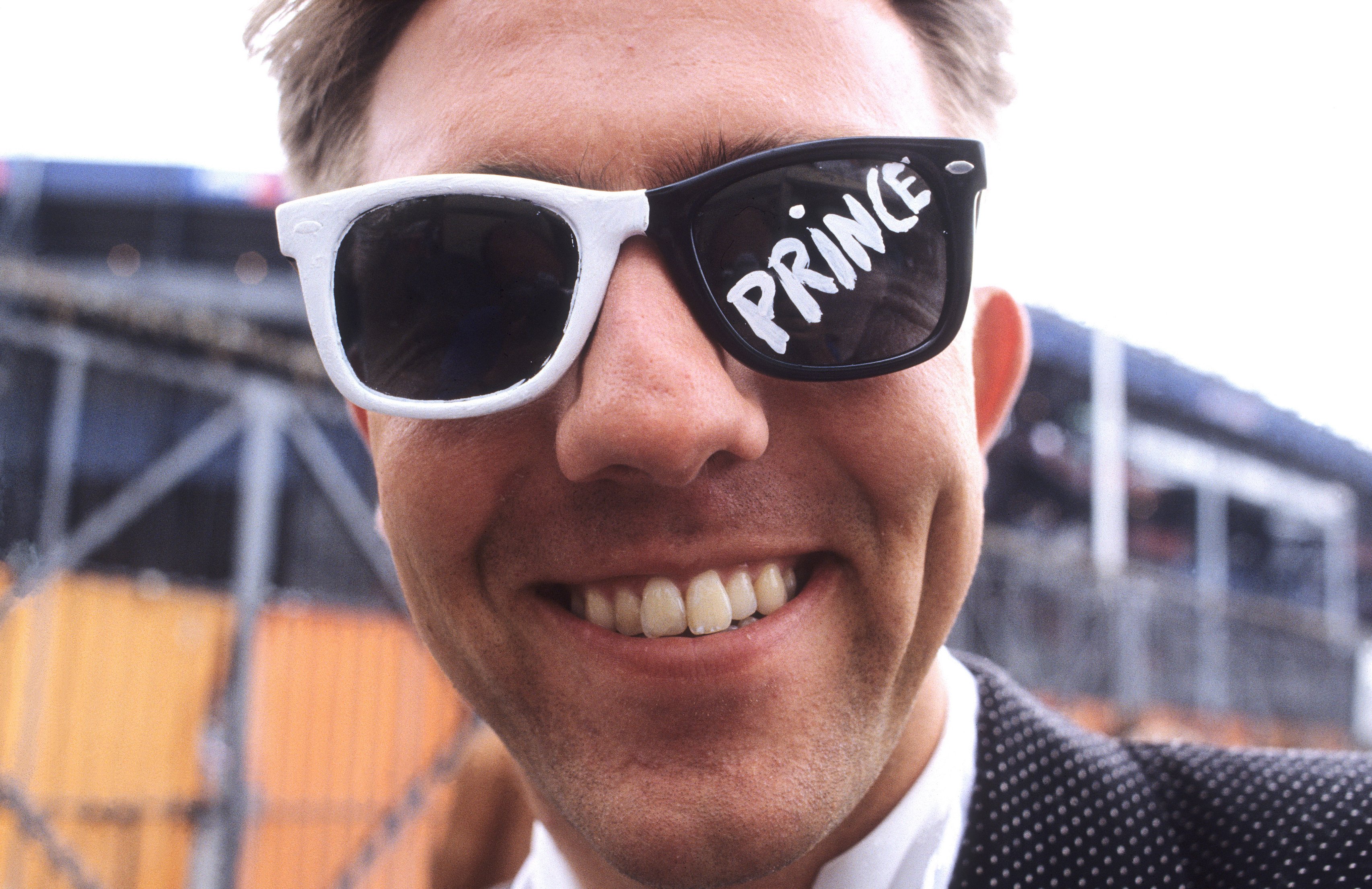 Prince fans bij De Kuip (1990) Foto: Rob Verhorst 5_ Prince fan Kuip 2 6 1990 Foto Rob Verhorst 2.jpg