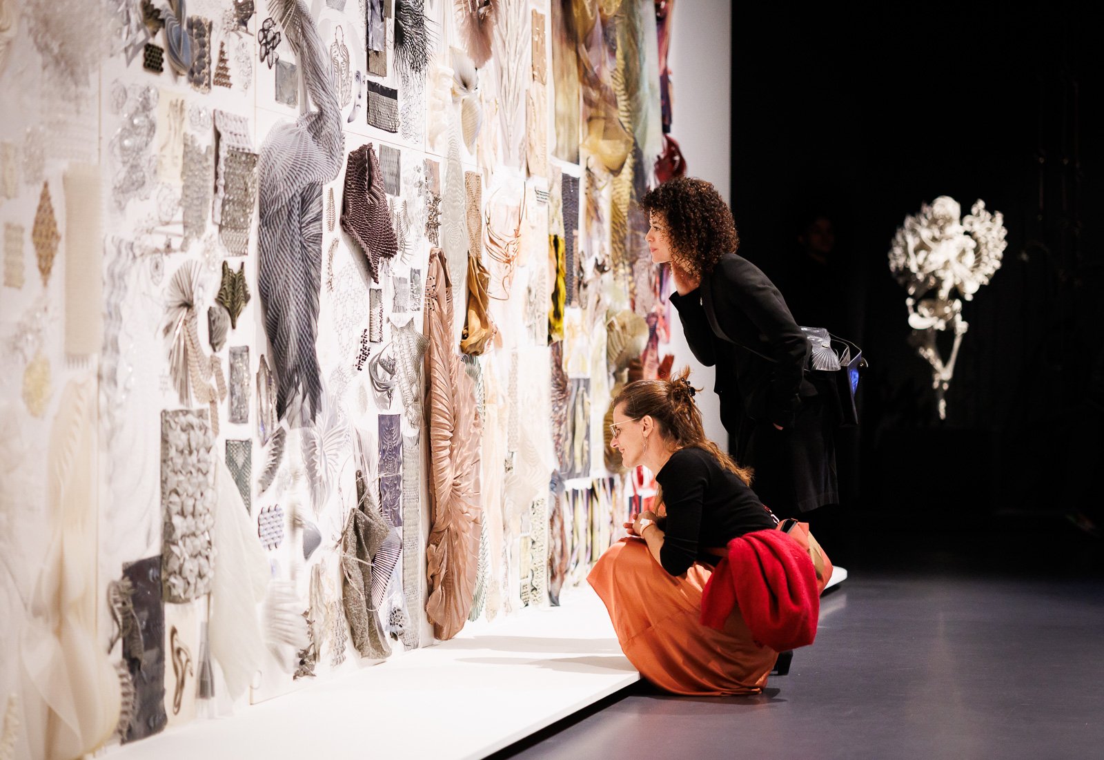 Tentoonstelling Iris van Herpen: Sculpting the Senses. Foto: Fred Ernst NN Openingsontbijt Iris van Herpen_27sept2025_Kunsthal_fotoFredErnst (22).jpg