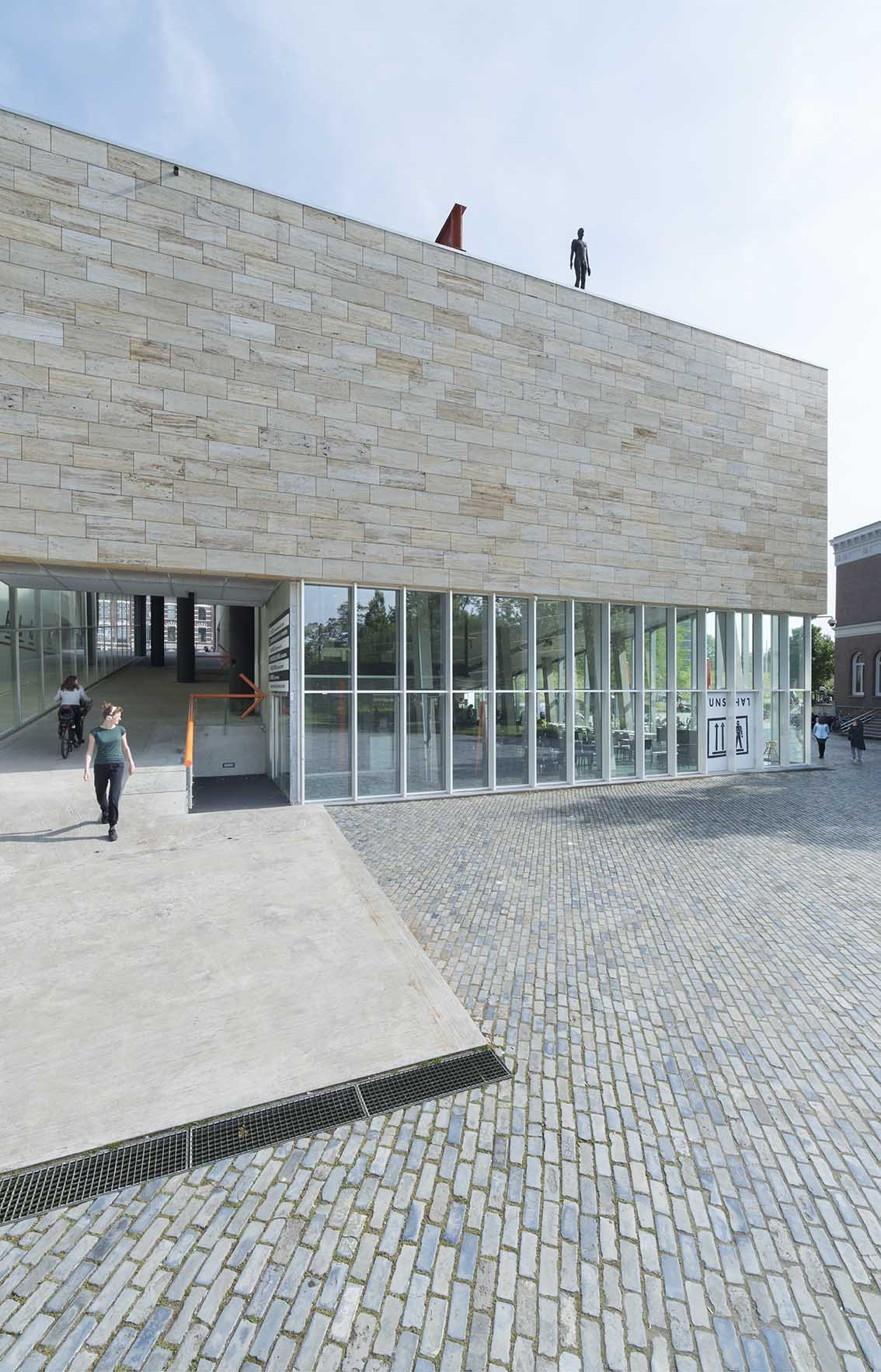 De ingang van de Kunsthal is, door de bijzondere architectuur van het gebouw, voor sommige mensen even zoeken. Je vindt de hoofdingang bij de oranje pijl, onderaan de hellingbaan. Foto Jeroen Musch 1 Kunsthal Rotterdam foto Jeroen Musch - foto ingang.jpg