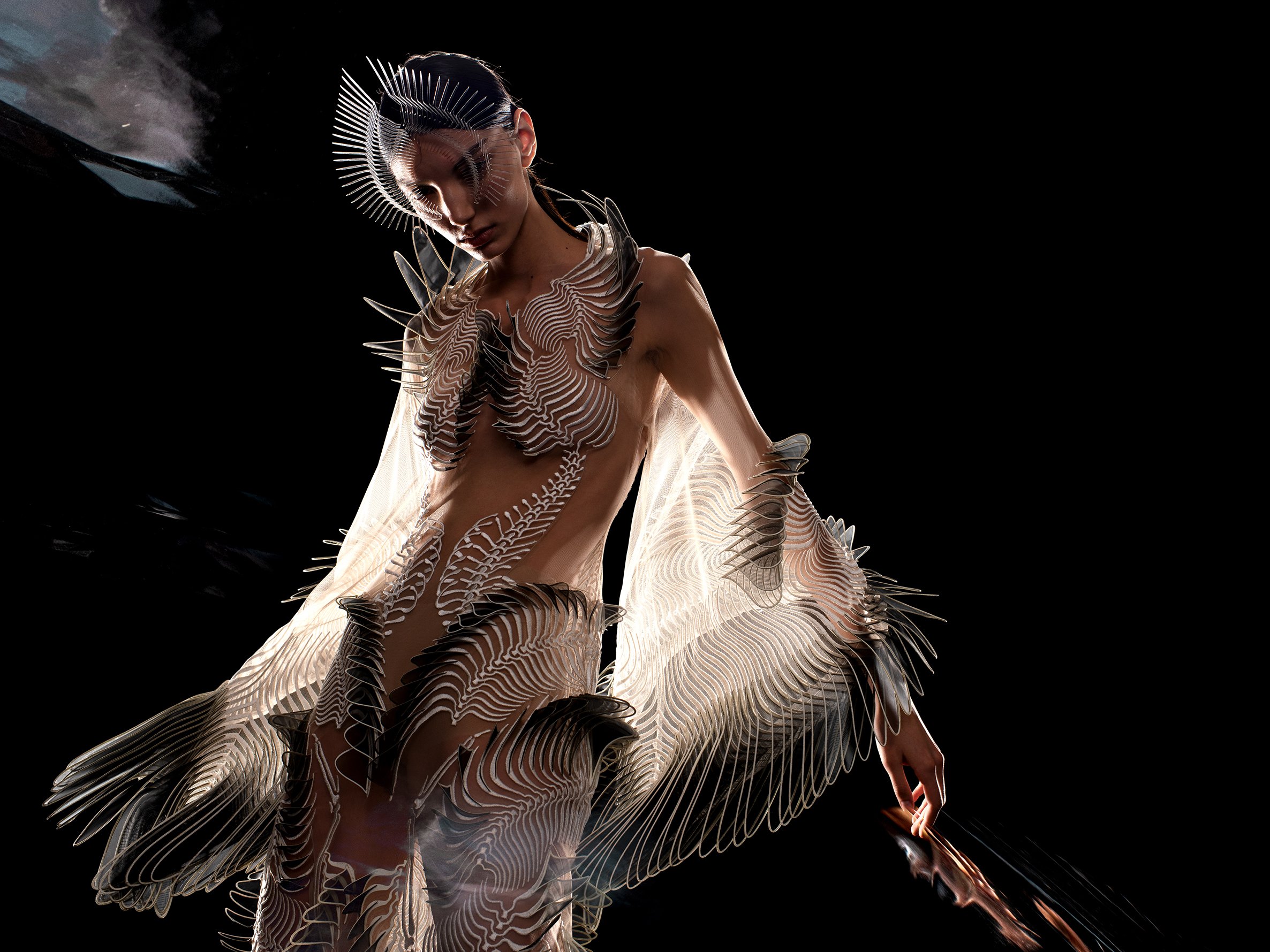 Iris van Herpen. Labyrinthine kimono dress, Sensory Seas collection, Haute Couture spring/summer 2020. 3D lasercut silk dendrites heatbonded to leaves of black transparent glass-organza Photo by David Uzochukwu Model: Cynthia Arrebola 9. Iris van Herpen, Labyrinthine Kimono dress, Sensory Seas Collection 2020 kopie.jpg