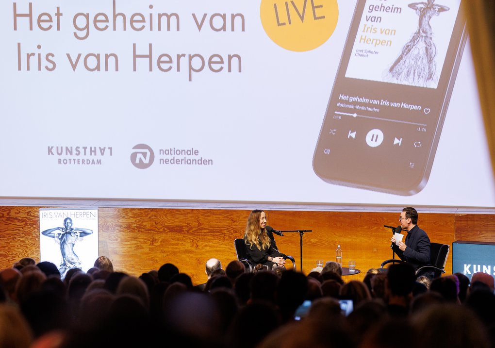 Luister hier de podcast Het geheim van Iris van Herpen