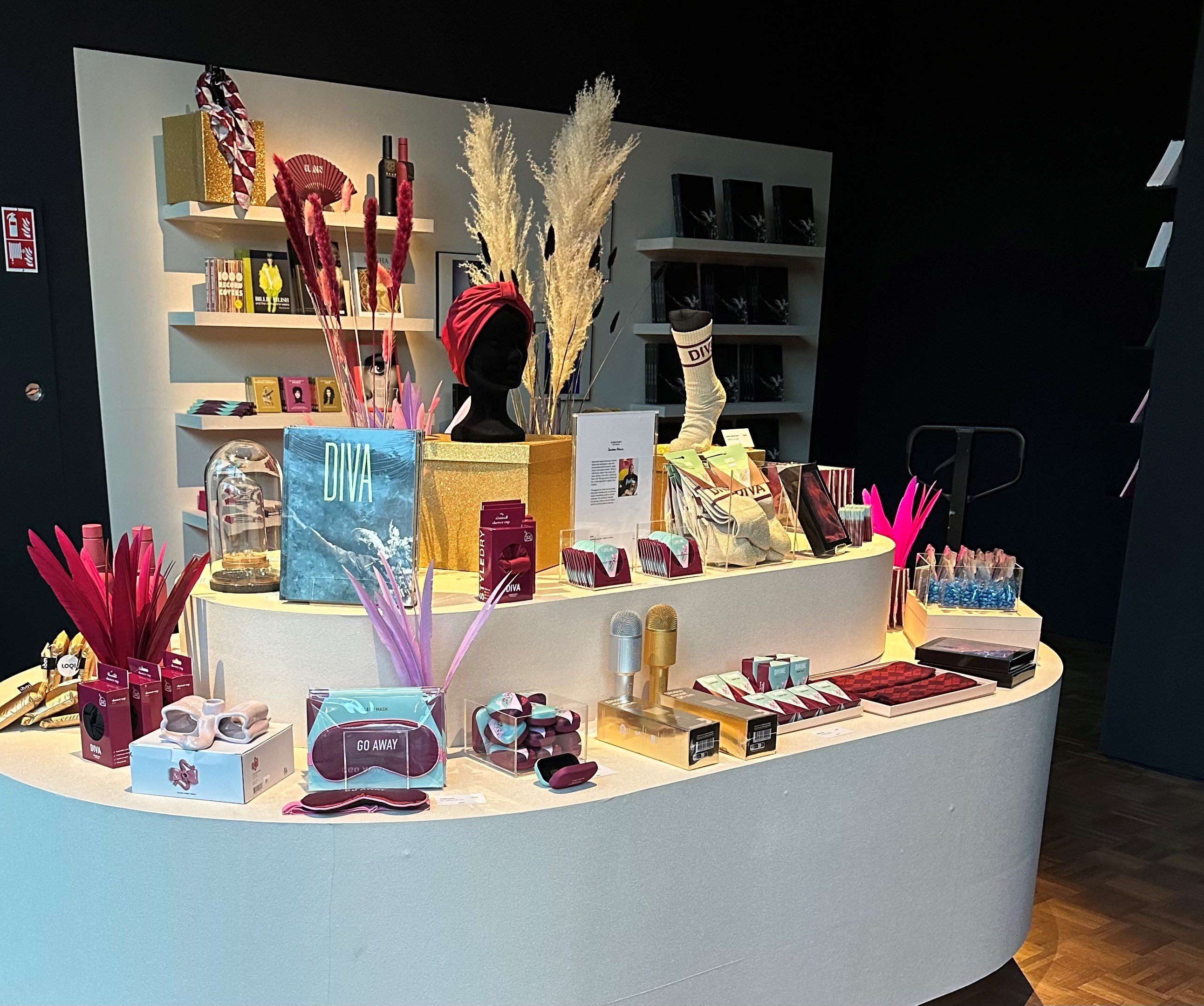 Pop-up shop bij de tentoonstelling DIVA nieuwe foto winkel.jpg
