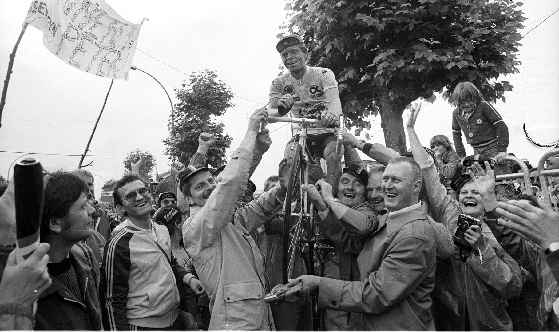 Peter Winnen is honoured by his supporters, 1981 4. Peter Winnen wordt binnengehaald door supporters - LR.jpg