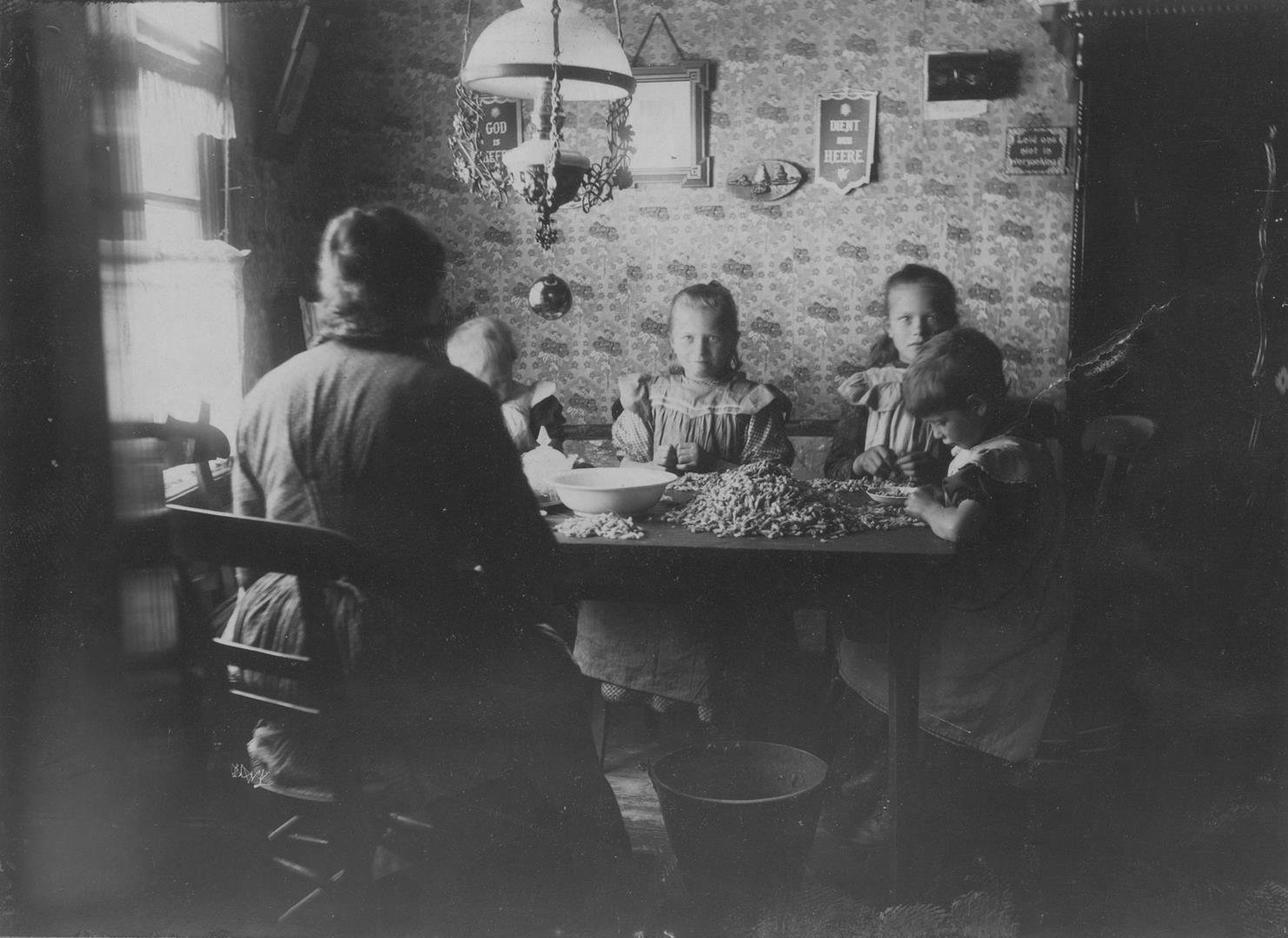 8. Huisarbeid garnalenpellen - LR.jpg