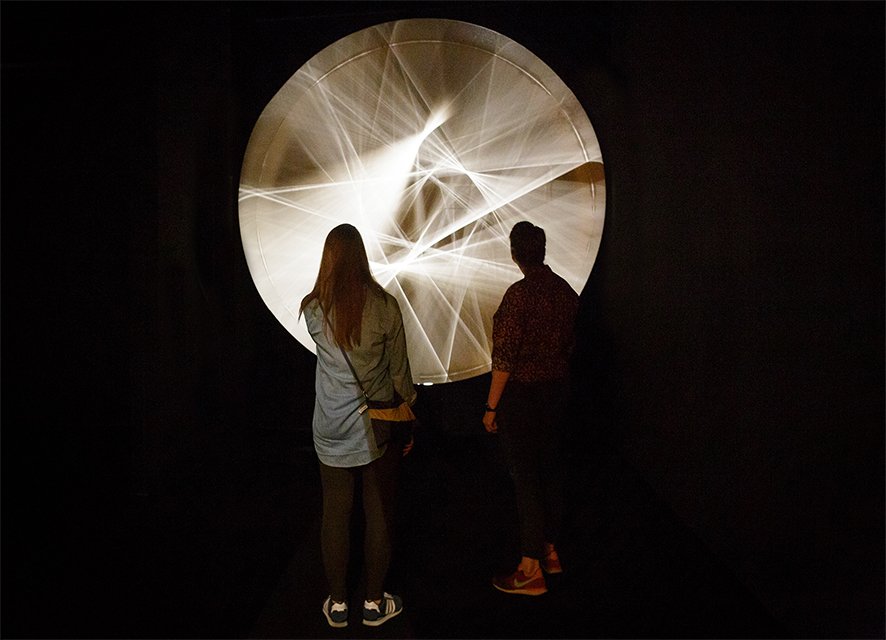 Visitors to the work Continuel-Lumière cylindre, 1966 of Julio le Parc. Exhibition Action <-> Reaction. 100 Years of Kinetic Art. Photo Fred Ernst Opening -dag en avond-Actie Reactie_22 sept 2018_foto Fred Ernst (92).jpg