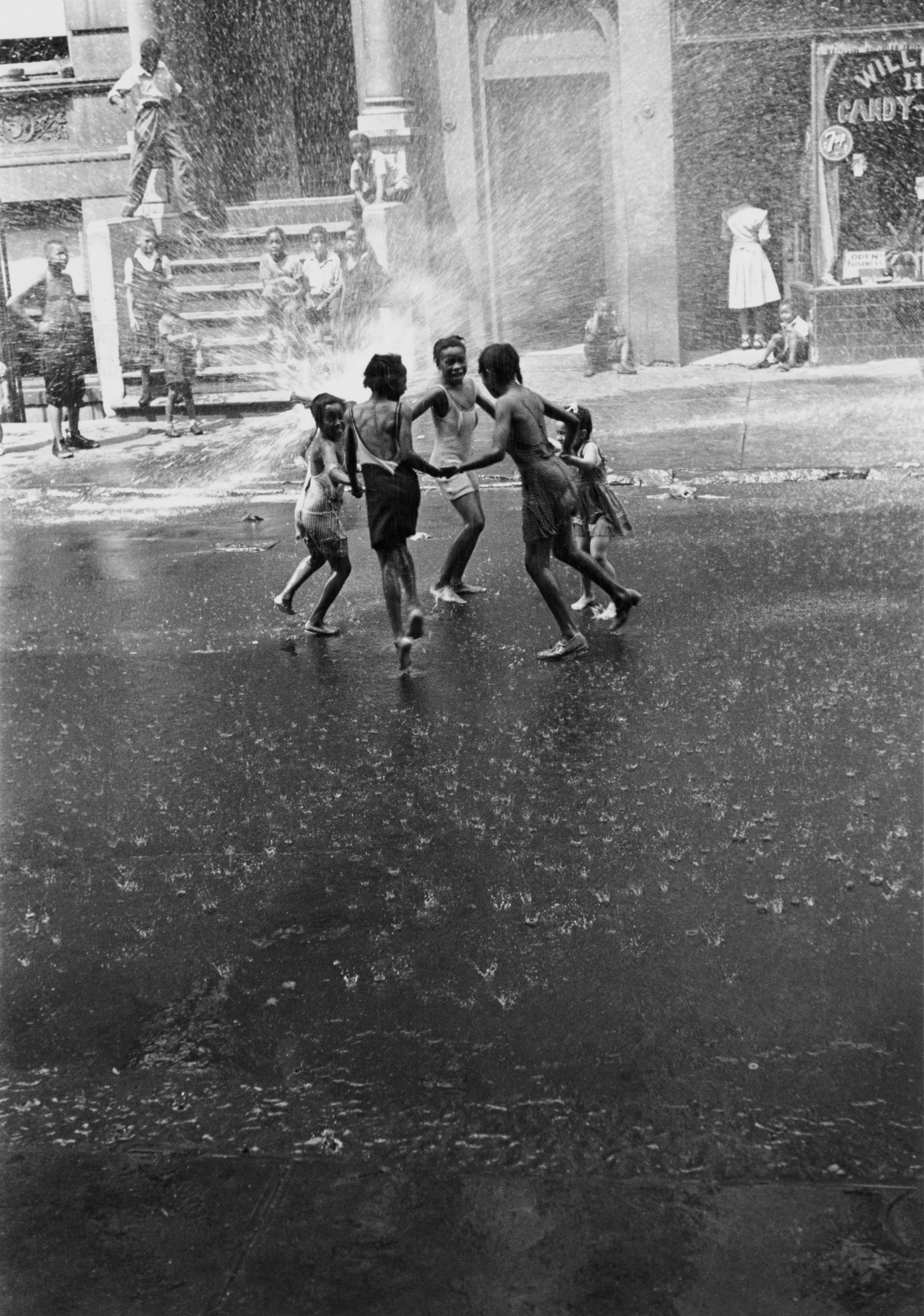 1_Helen Levitt_N.Y._1940_LR.jpg