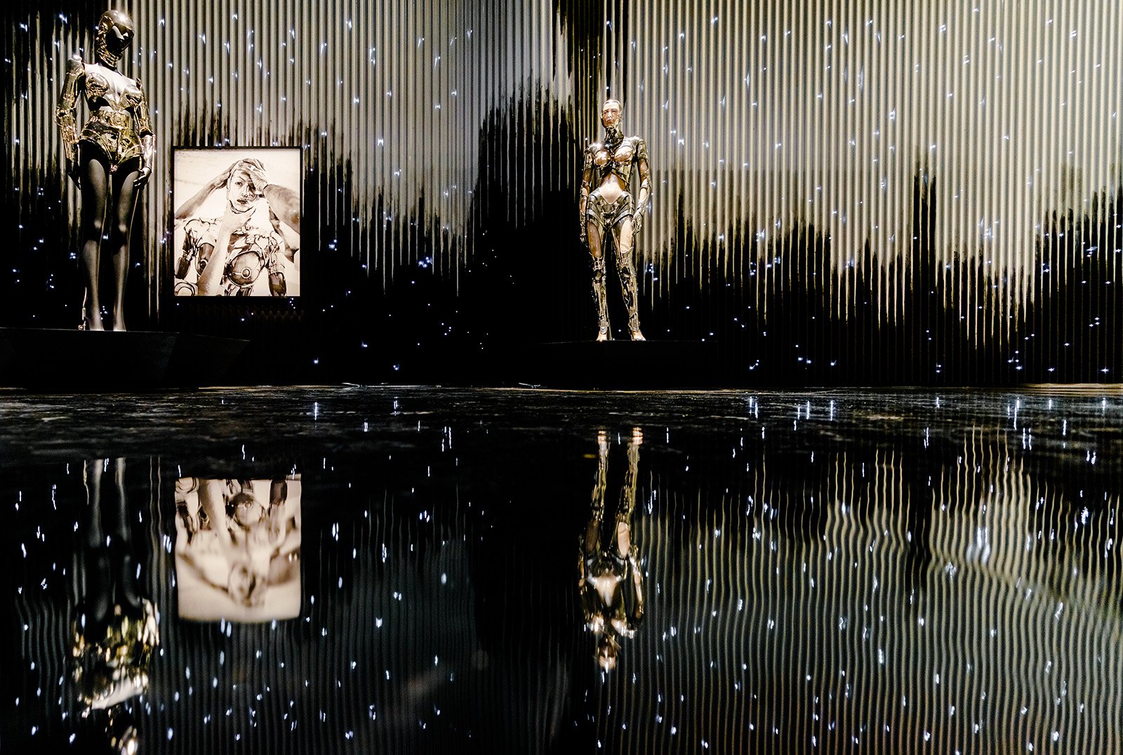 Thierry Mugler: Couturissime, foto Marco De Swart 1. Thierry Mugler_Couturissime_Kunsthal_ Installation shot LR_Marco De Swart.jpg