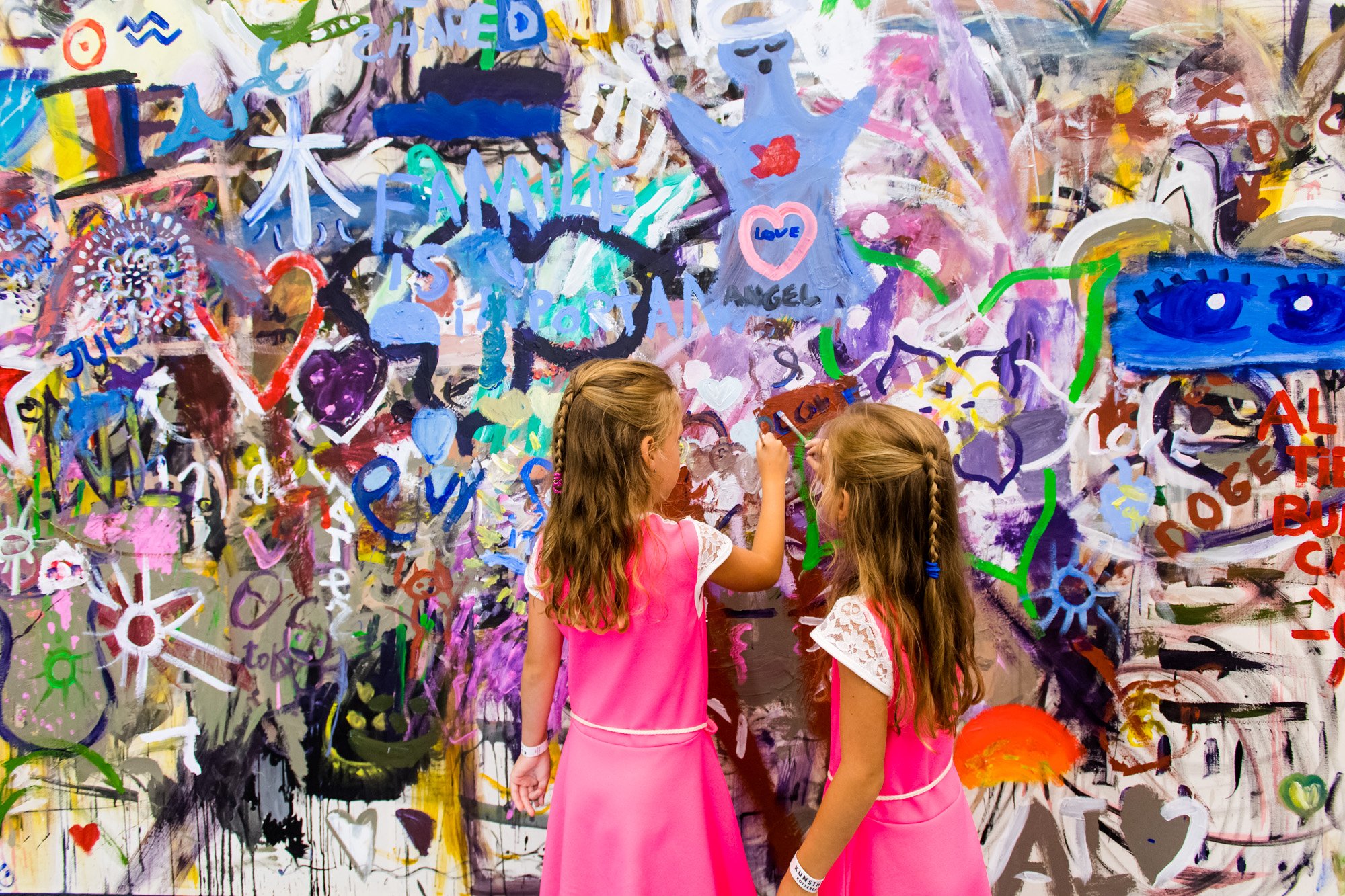 Jonge bezoekers aan het werk in het atelier. Foto: Marco de Swart All You Can Art 10 augustus LR 33.JPG