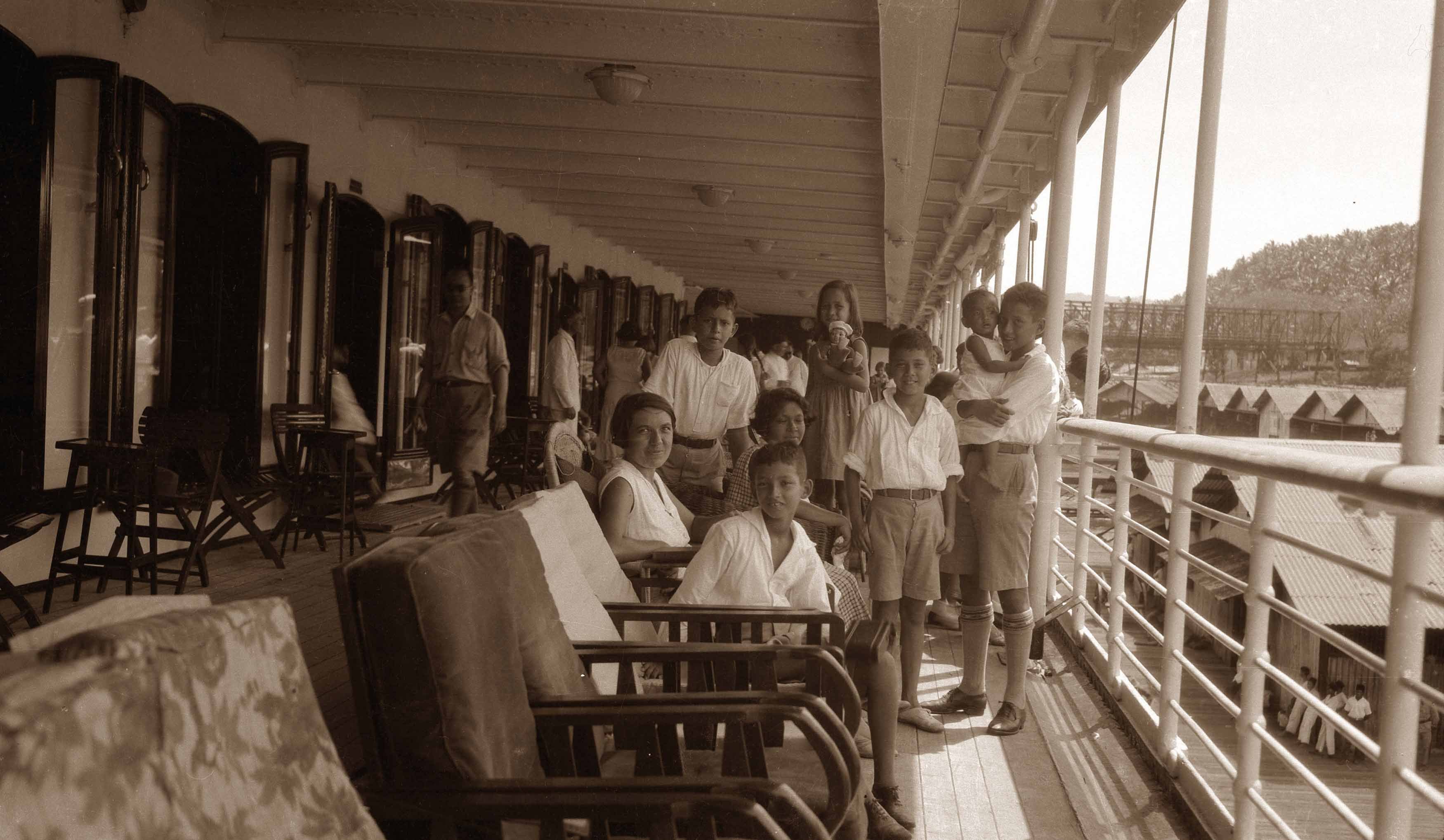Familie Millenaar net aan boord op de Marnix van St. Aldegonde, Sabang, 1932 Familie Millenaar net aan boord op de Marnix St. Aldegonde, Sabang, 1932.jpg