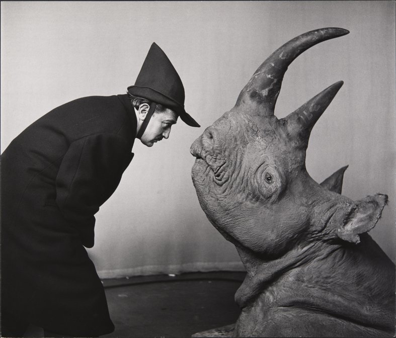 Salvador Dalí met neushoorn hoofd, optreden voor de CBS-TV Morning Show, 1956 ©Philippe Halsman Archive MEL_HALSMAN_Dali avec rhinoceros 1956 (c) 2013 Philippe Halsman Archive Magnum Photos_Images Rights of Salvador Dali reserved.jpg