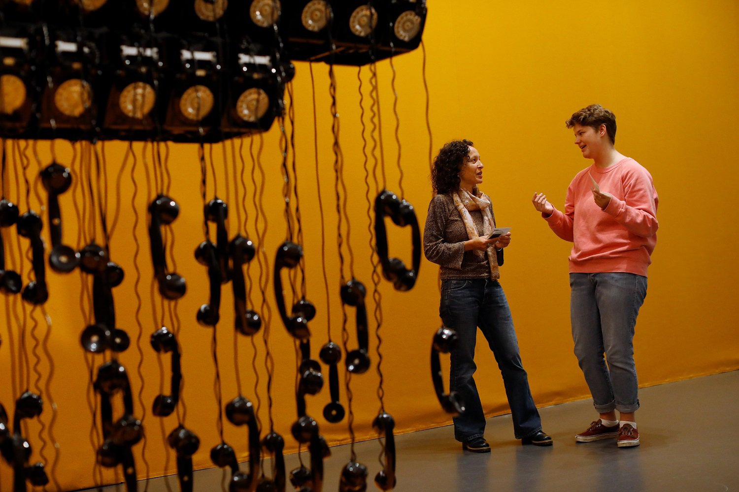 Bezoekers tijdens KunstKoppels in 'Joana Vasconcelos. I'm Your Mirror', 2019, foto Bas Czerwinski KunstKoppels_1okt2019_KunsthalRotterdam_fotoBasCzerwinski (8) LR.jpg
