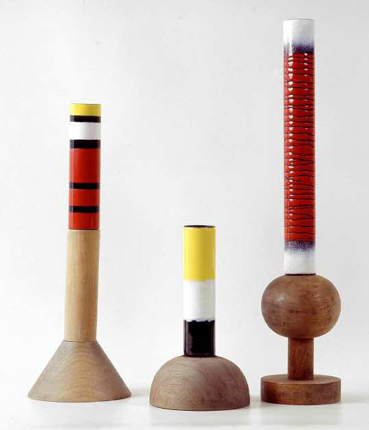 Geëmailleerde koperen vazen met houten voet, 1958 4. Ettore Sottsass, Geëmailleerde koperen vazen met houten voet, 1958, courtesy Museo Casa Mollino.jpg