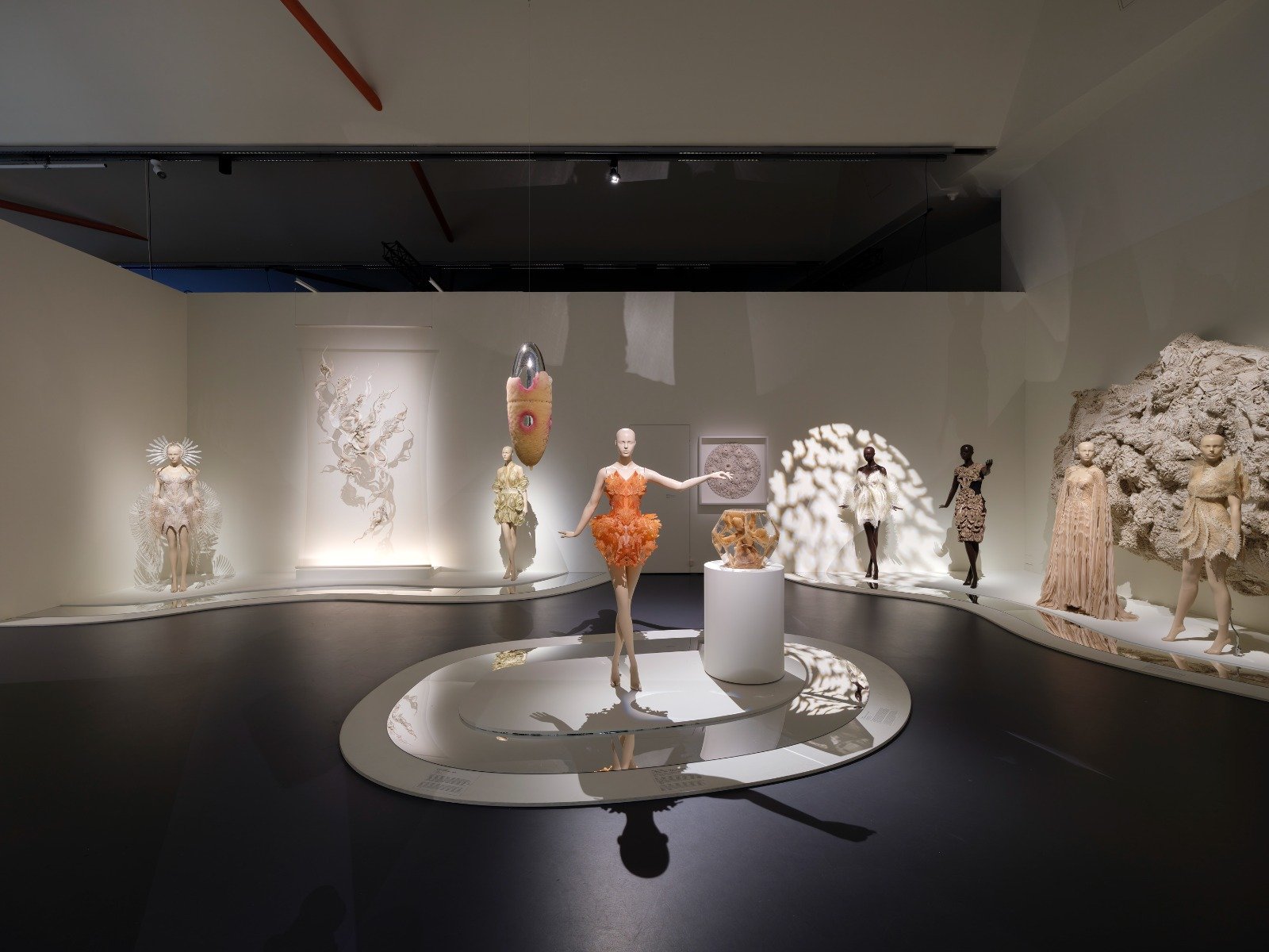 Iris van Herpen. Sculpting the Senses. Foto Ossip van Duivenbode 437c33b1-4d91-4b70-a219-62ebb528f064.jpg