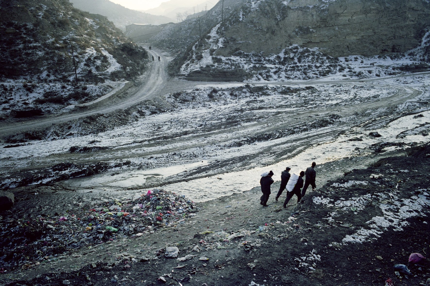 Miners Returning Home. Datong, Shanxi 3) Mijnwerkers keren terug naar huis. Datong, Shanxi..jpg