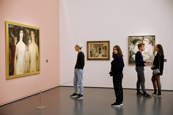Zaaloverzicht Paul Delvaux met links ‘Paul Delvaux. Koppel met kind in het woud, 1928-1929, olieverf op doek, collectie Koninklijke Musea voor Schone Kunsten van België. Foto: Bas Czerwinski MASH-UP 2017_Kunsthal 25 jaar_ foto Bas Czerwinski LR (71).JPG