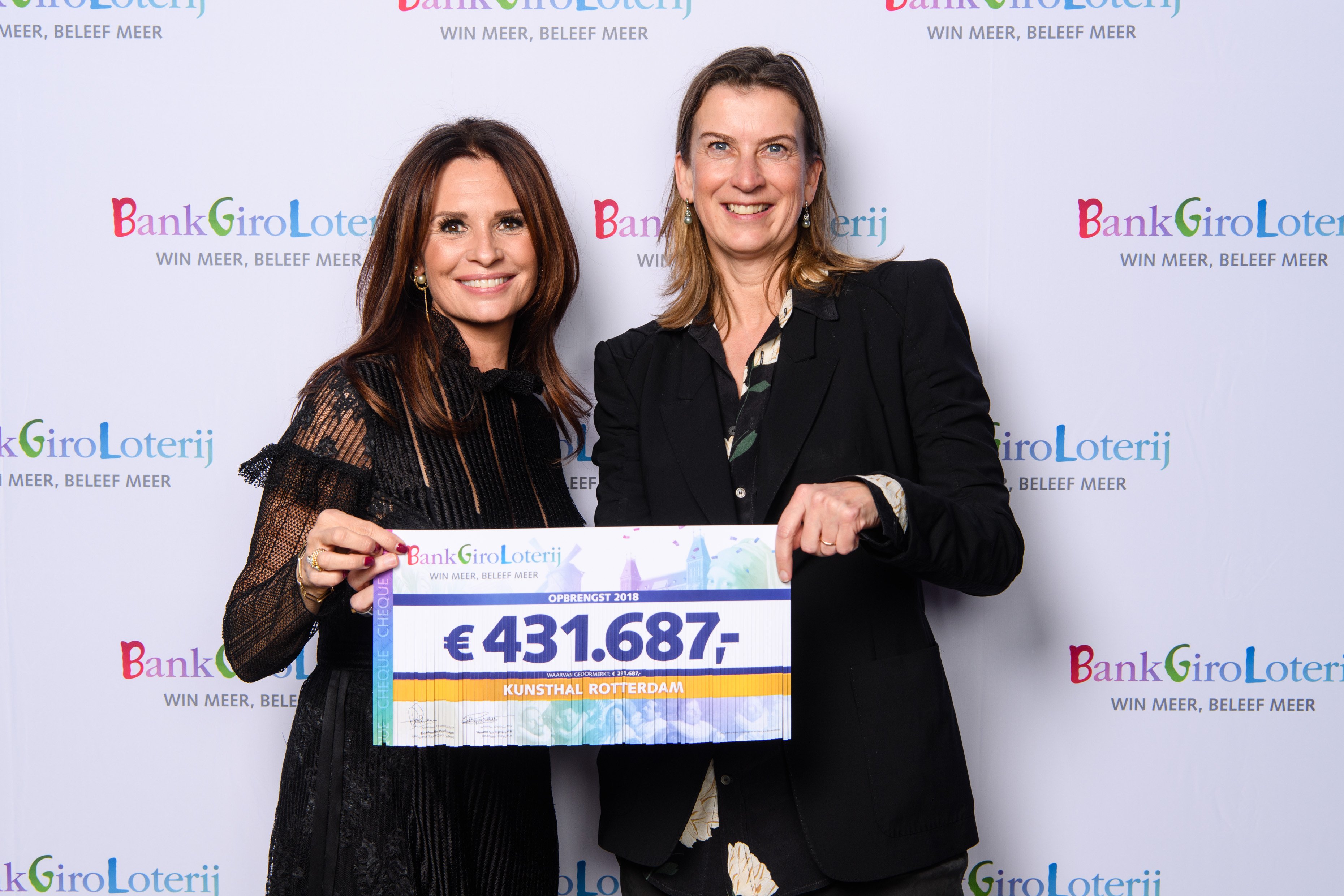 Foto: Emily Ansenk met haar cheque, foto Roy Beusker Directeur Emily Ansenk met de cheque voor de Kunsthal foto Roy Beusker.jpg