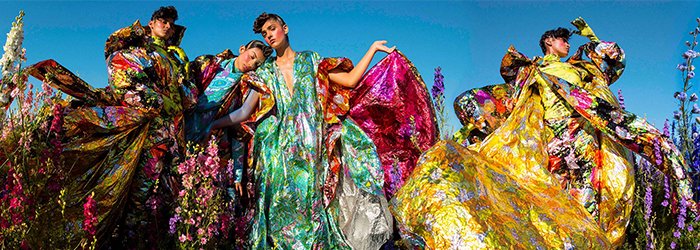 Detaill van Tim Walker 'Radhika Nair, Cahwntell Kulkarni, Kiran Kandola' fashion Richard Quinn, Pershore, Worcestershire, 2018 (c) Tim Walker Studio Tim Walker 'Radhika Nair, Cahwntell Kulkarni, Kiran Kandola' fashion Richard Quinn, Pershore, Worcestershire