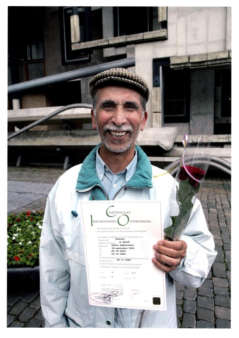 A. Afzelli met Certificaat Inburgering Oudkomers, 2006 foto Jan Lankveld 06_A. Afzelli met Certificaat Inburgering Oudkomers, 2006 foto Jan Lankveld_AVS - LR.jpg