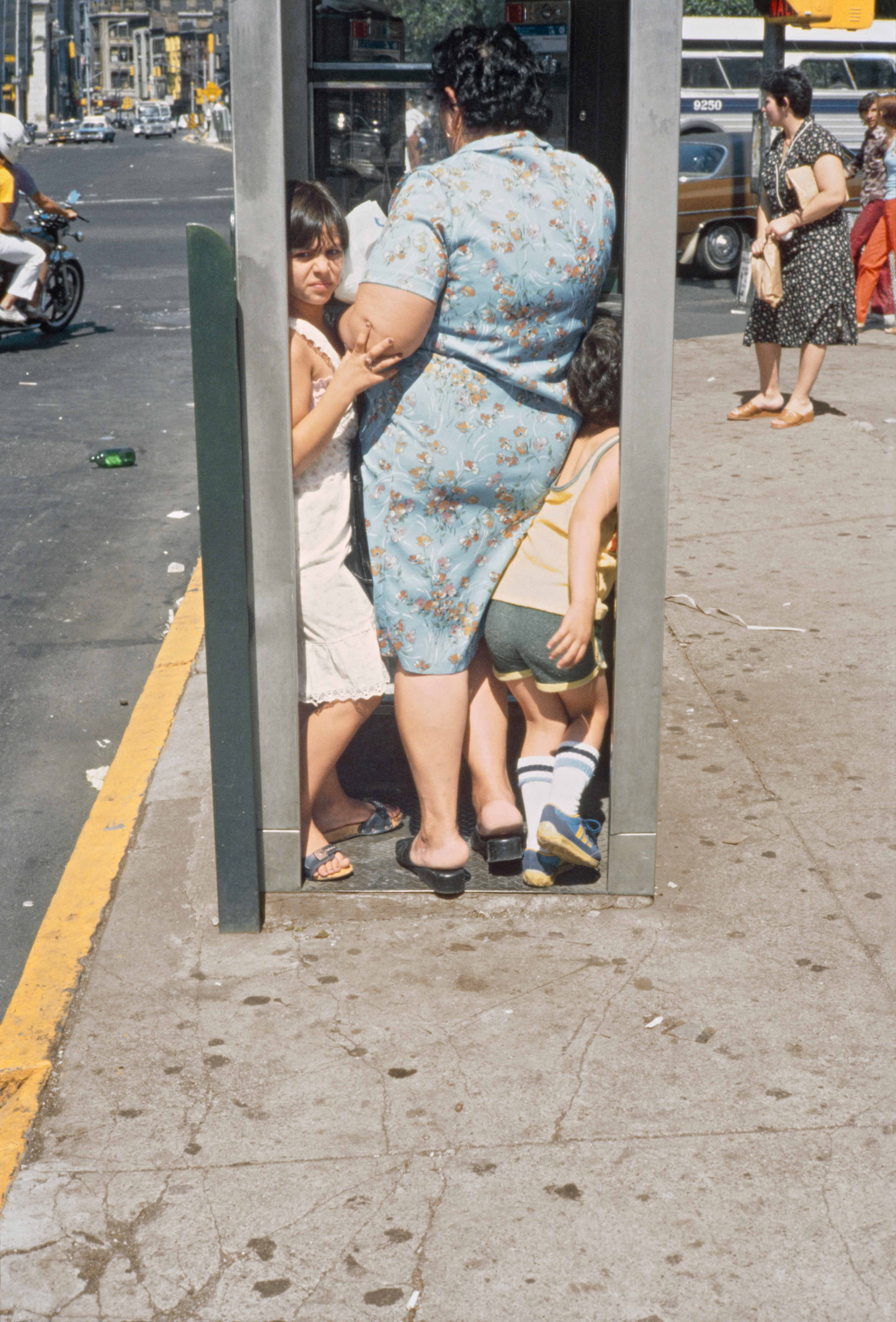 Helen Levitt, N.Y., 1988 © Film Documents LLC, courtesy Zander Galerie 5_Helen Levitt_N.Y._1988_LR.jpg
