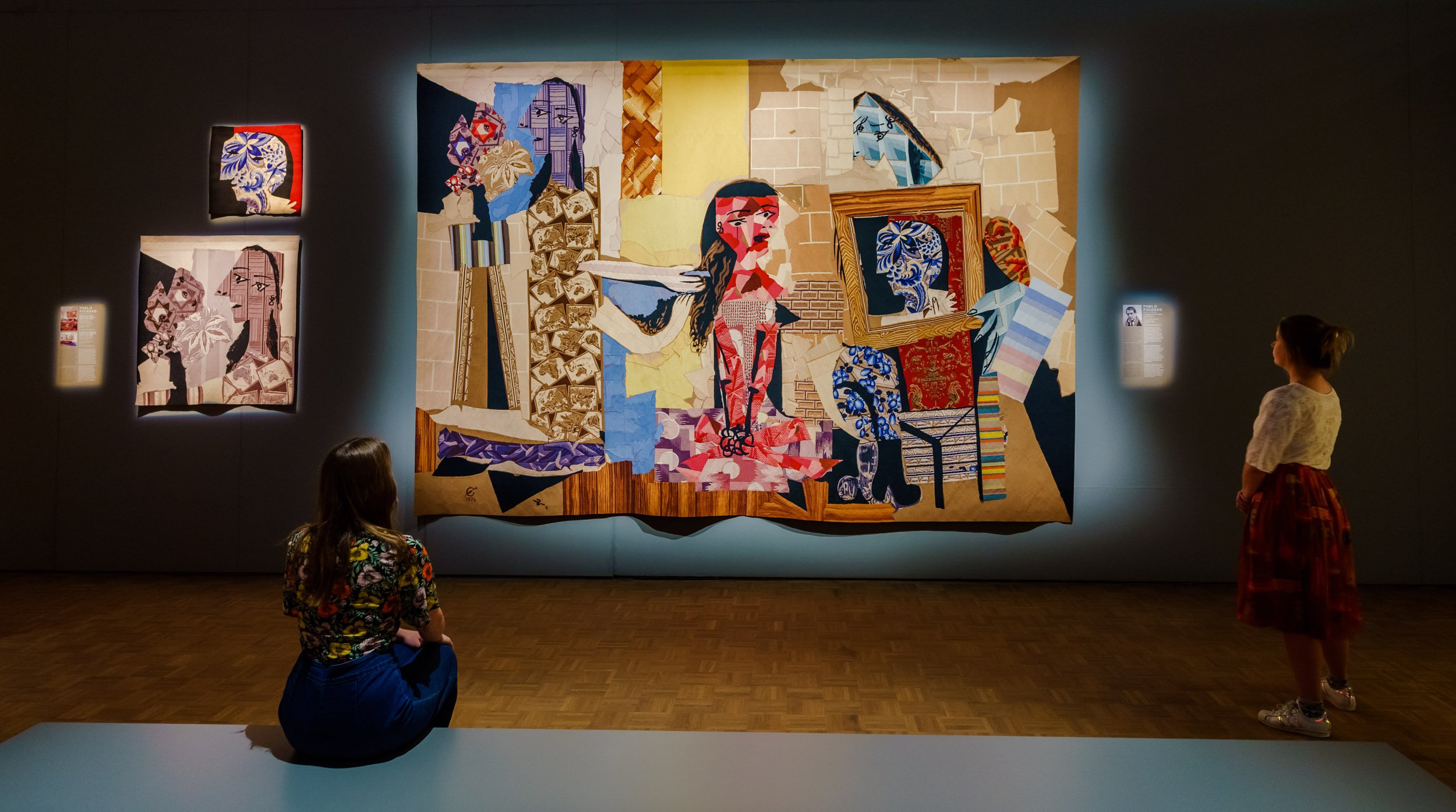 Exhibition 'Extra Large', photo Marco De Swart Extra Large met bezoekers Low Res 16.JPG