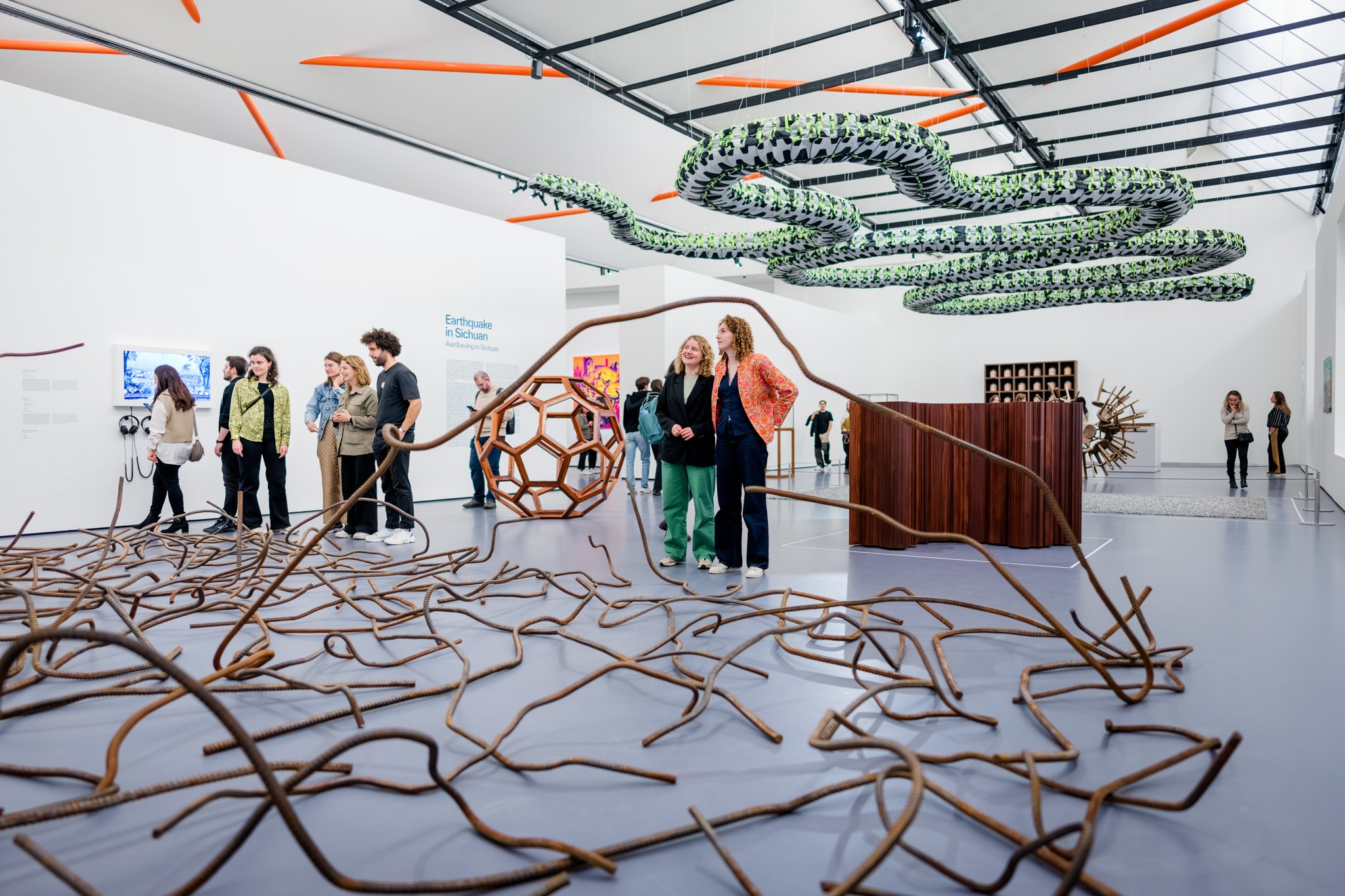 Bezoekers in de tentoonstelling Ai Weiwei. In Search of Humanity, foto Marco De Swart MDS_Friday Night Live 17 november 2023 Low Res 152.JPG