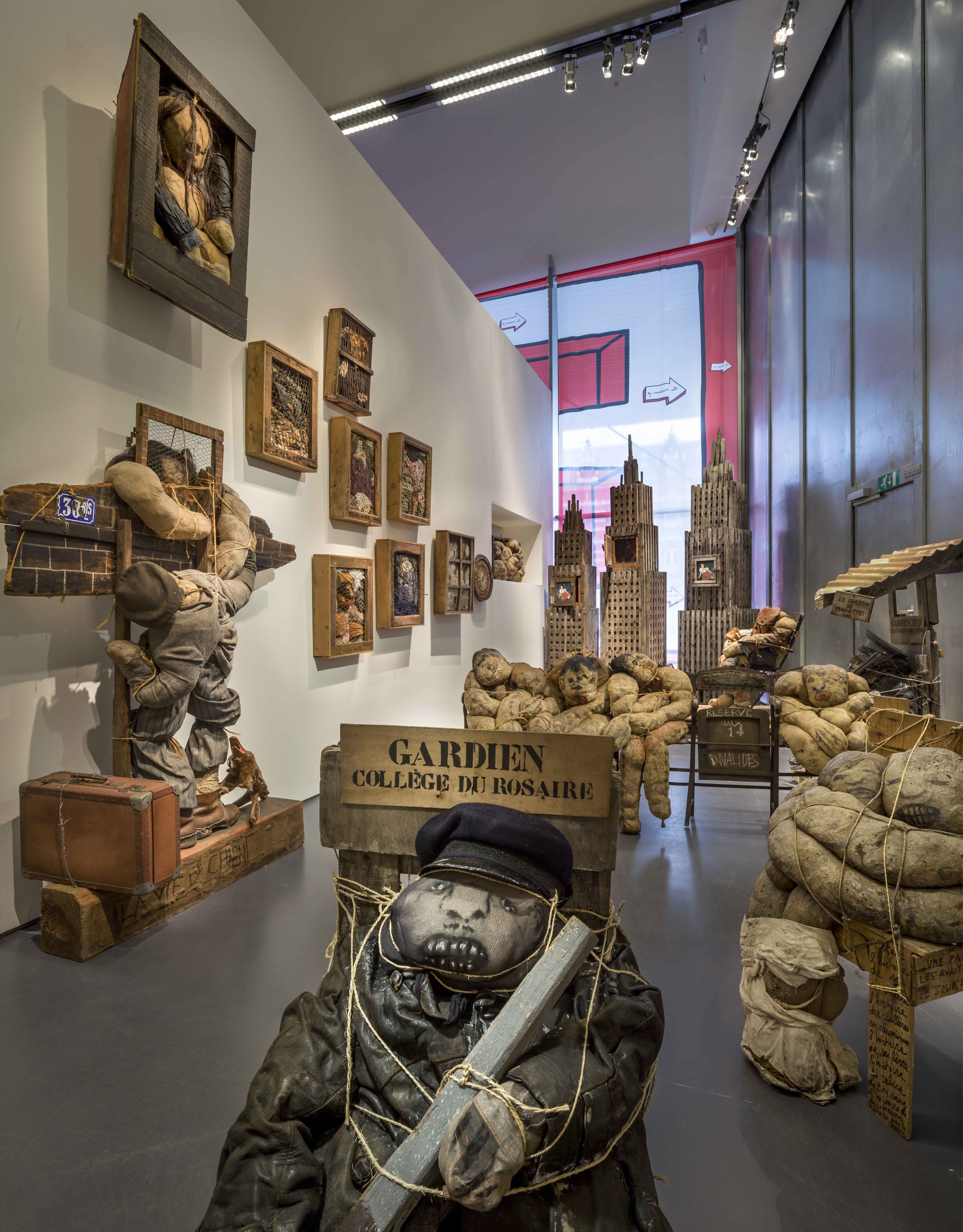 The_Museum_of_Everything_Francis_Marshall_Photo_Thijs_Wolzak_Kunsthal_LR.jpg