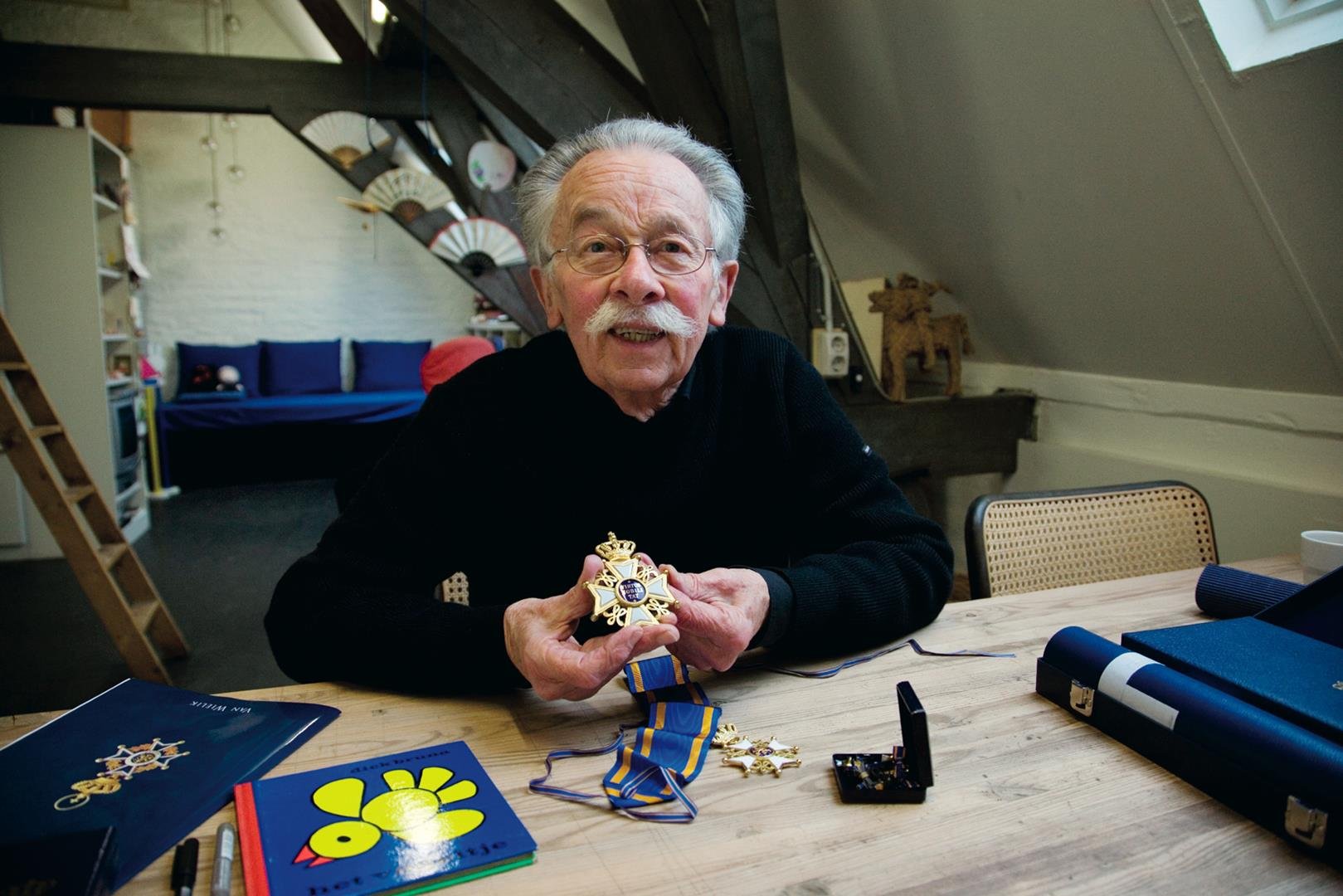 2. Kinderboekenschrijver Dick Bruna met zijn onderscheiding - LR.jpg