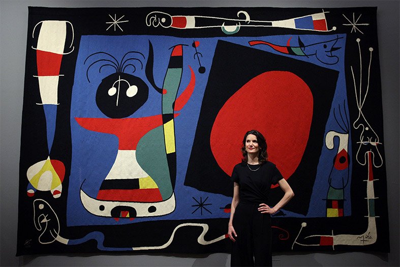 Kunsthal directeur Nathanja van Dijk voor het werk 'Woman in front of a mirror',1967, Miró, in de tentoonstelling 'Extra Large. Foto Sanne Donders 20200401_AD_Sanne Donders_LR.jpg