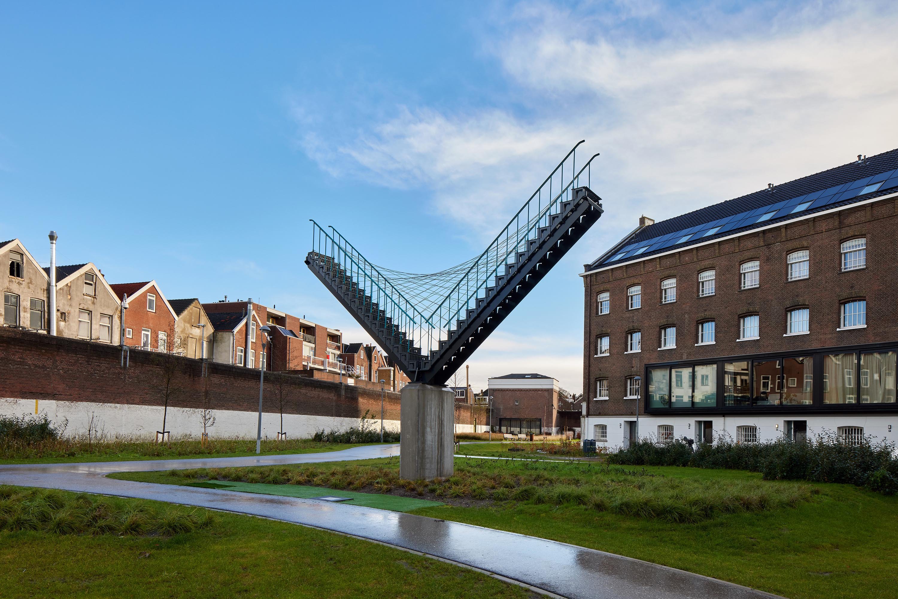 Madeleine Berkhemer, Parabola Blues, 2019. Installatie met gevangenistrappen. Locatie: Tuin van Noord, Rotterdam MadeleineBerkhemer 1_LR.jpg