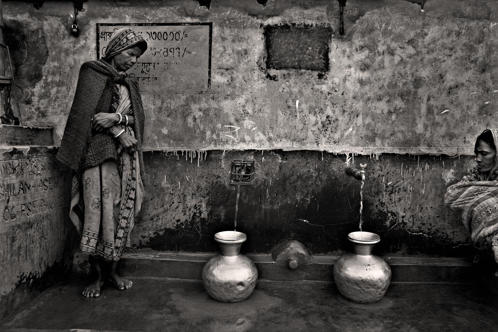 Sharashoti en Rubala Munda bij waterbron 1. Munem Wasif - LR.jpg