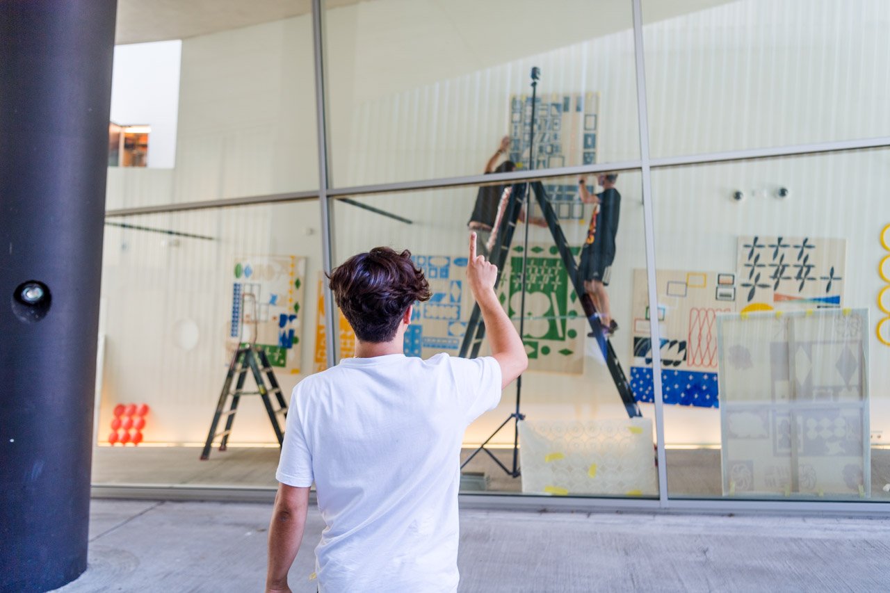 Opbouw 'Playgrounds' Kunsthal Light #18. Foto Marco De Swart. Opbouw-KunsthalLight18_NazifLopulissa_fotosMarcoDeSwart-LR (14).JPG