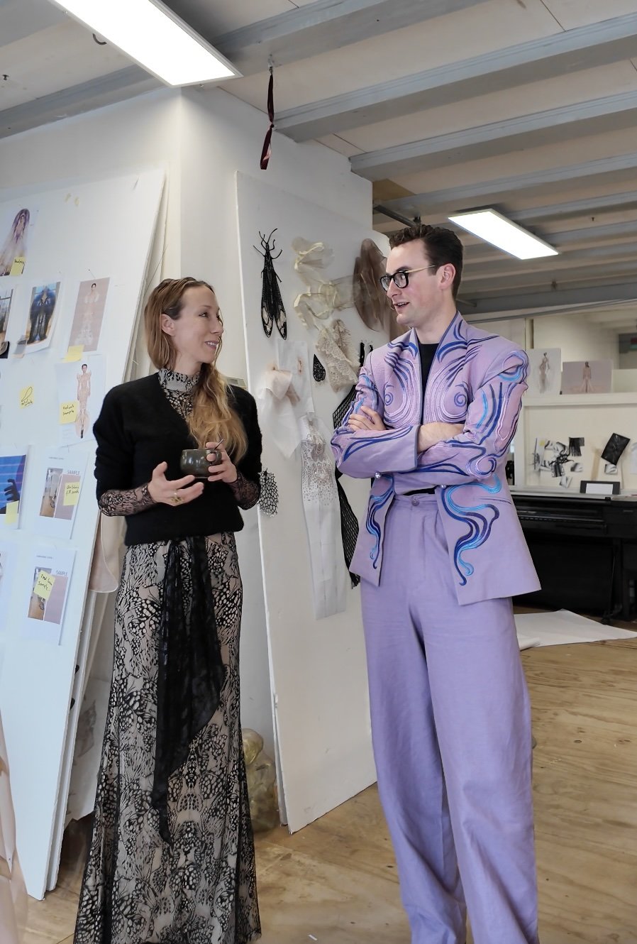 Iris van Herpen en Splinter Chabot Iris van Herpen en Splinter in Atelier 1.jpg