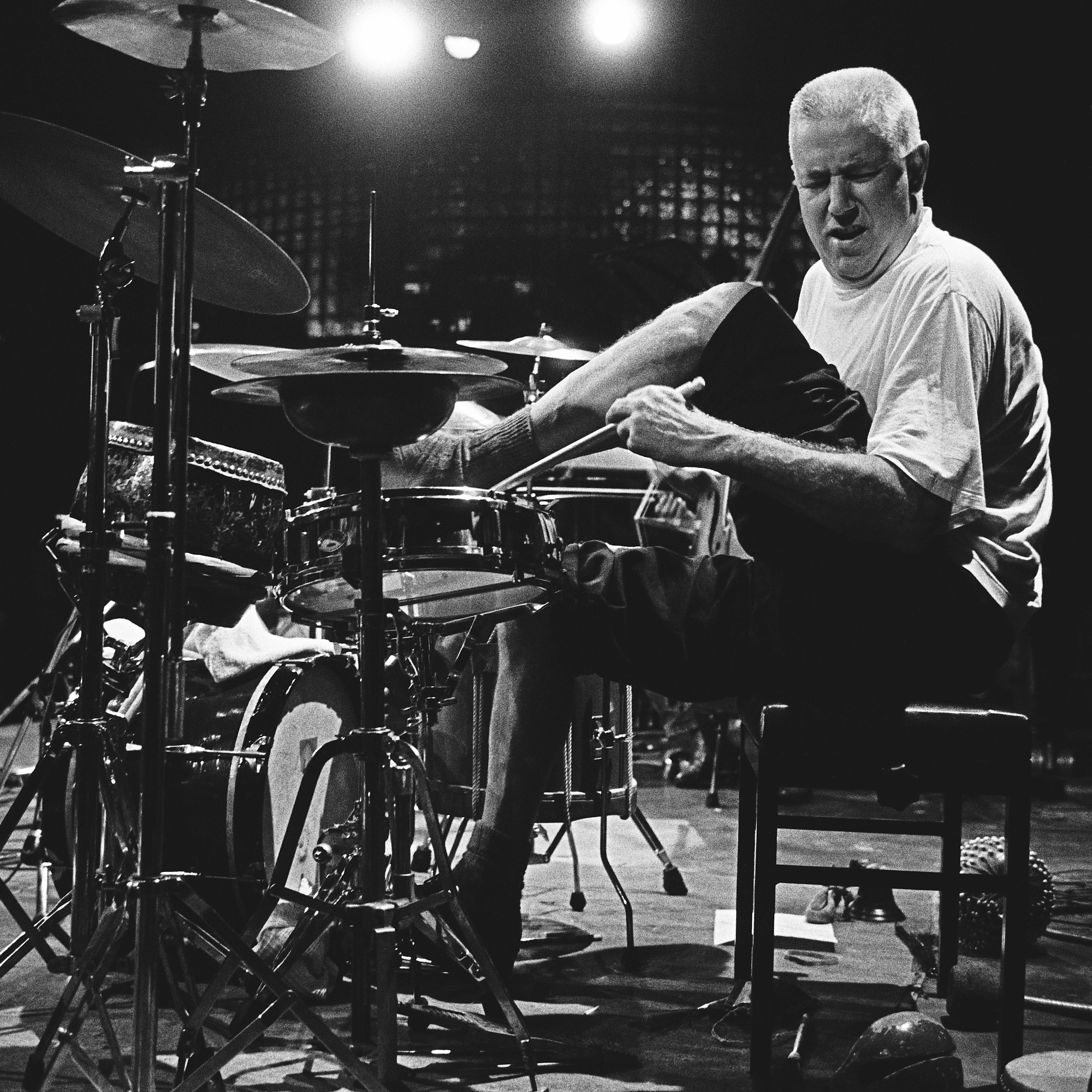 Han_Bennink_Uit_de_serie_De_Hannen_nov1993_Bimhuis_Amsterdam_Pieter Boersma_Kunsthal.jpg