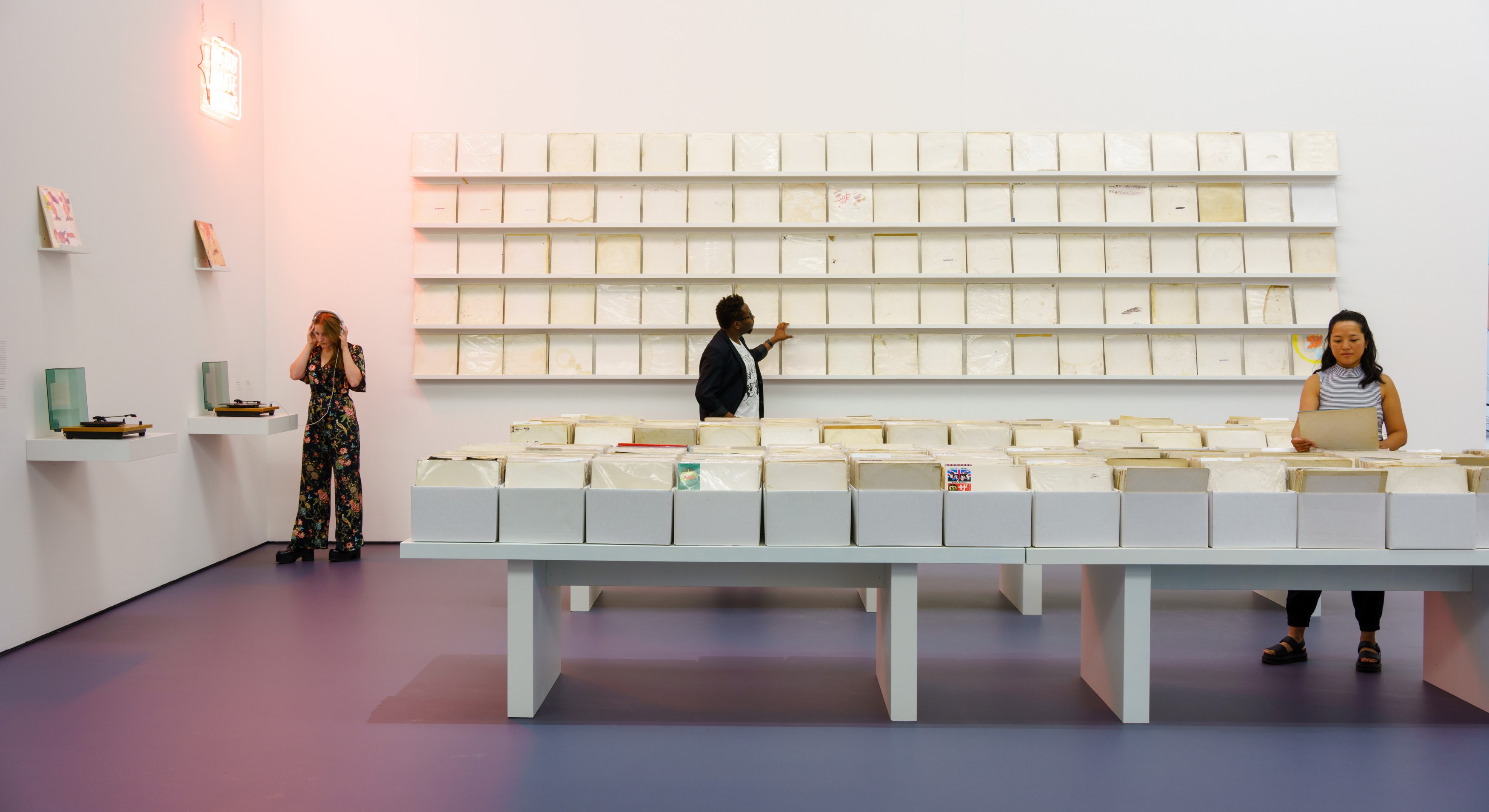 Bezoekers bij installatie We Buy White Albums, 2013-2019, Rutherford Chang, foto Marco De Swart _DSC5533_bijgesneden.jpg