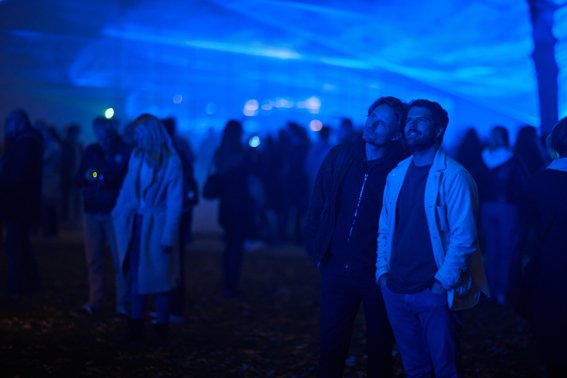 Bezoekers Waterlicht van Daan Roosegaarde in het Museumpark. Foto Pim Hendriksen. WaterlichtRotterdam_2.jpg