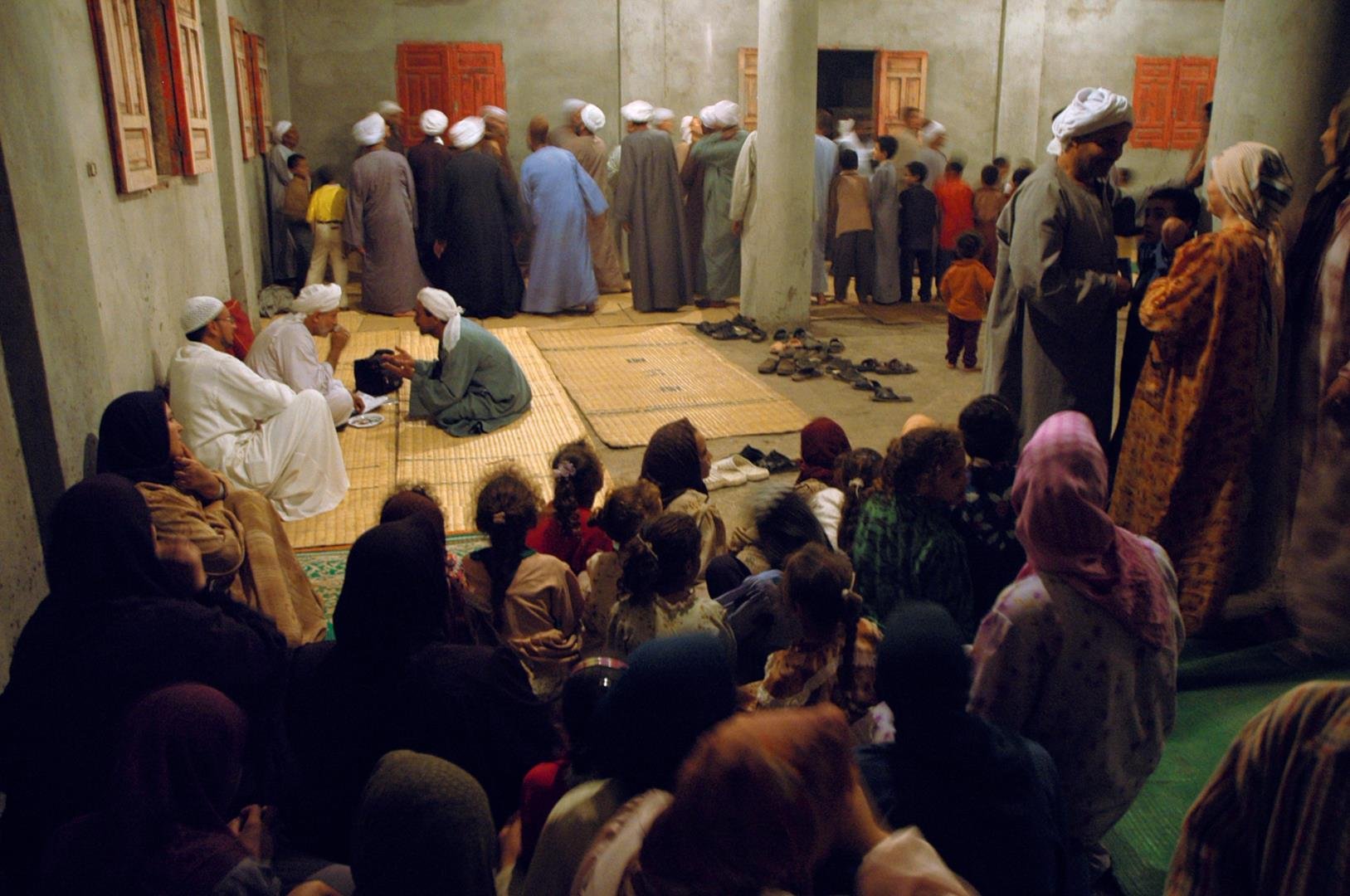 6. De saha in Aboe Zeitoen met de zikr linksachter - LR.jpg