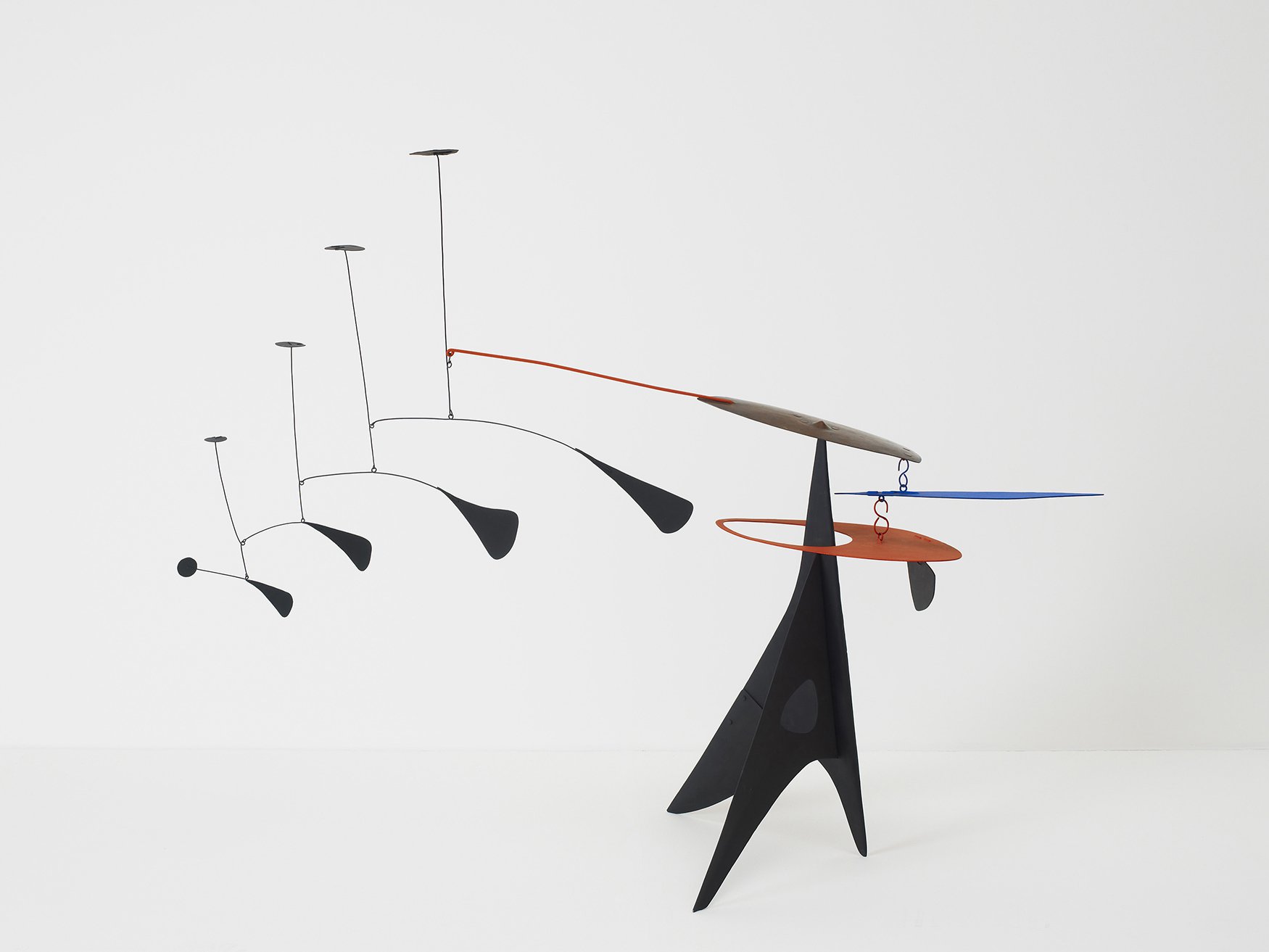 Alexander Calder Blue Feather, ca. 1948 Photograph by Stephen White courtesy of Calder Foundation, New York / Art Resource, New York. © 2021 Calder Foundation, New York / Artists Rights Society (ARS), New York / Pictoright, Amsterdam. 1. Alexander Calder, Blue Feather, ca. 1948 © 2021 Calder Foundation, New York_LR.jpg