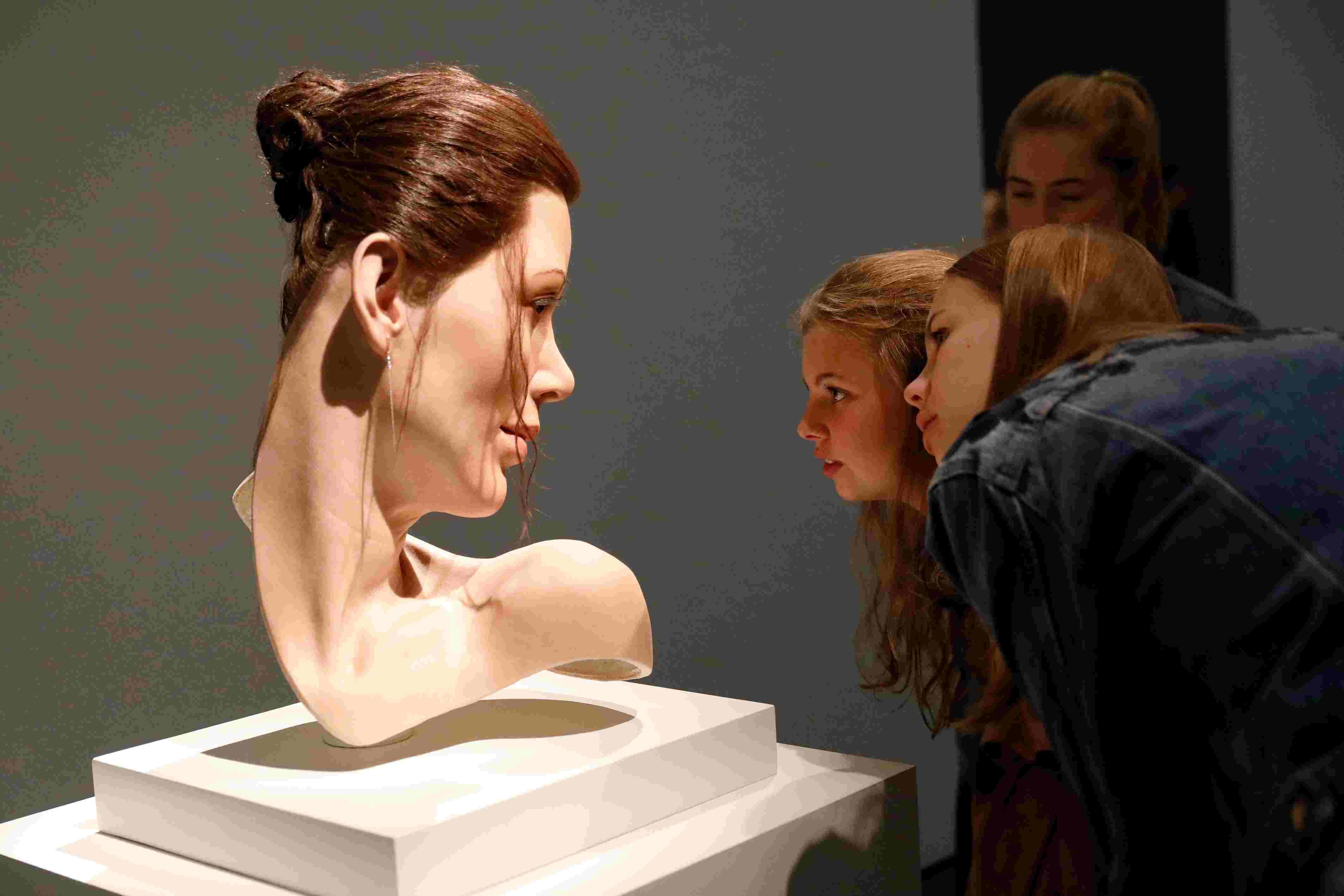 Bezoekers bij het werk 'Lily (2013)' van kunstenaar Jamie Salmon. Foto Bas Czerwinski KunsthalXOperator_The Perfect Night_11 mei 2018_Hyperrealisme_foto Bas Czerwinski (1 (32).jpg