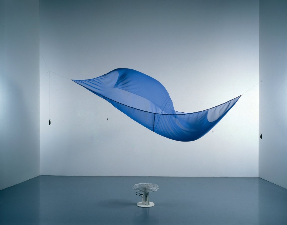 28 - Hans Haacke, Blaues Segel, 1964-1965.jpg