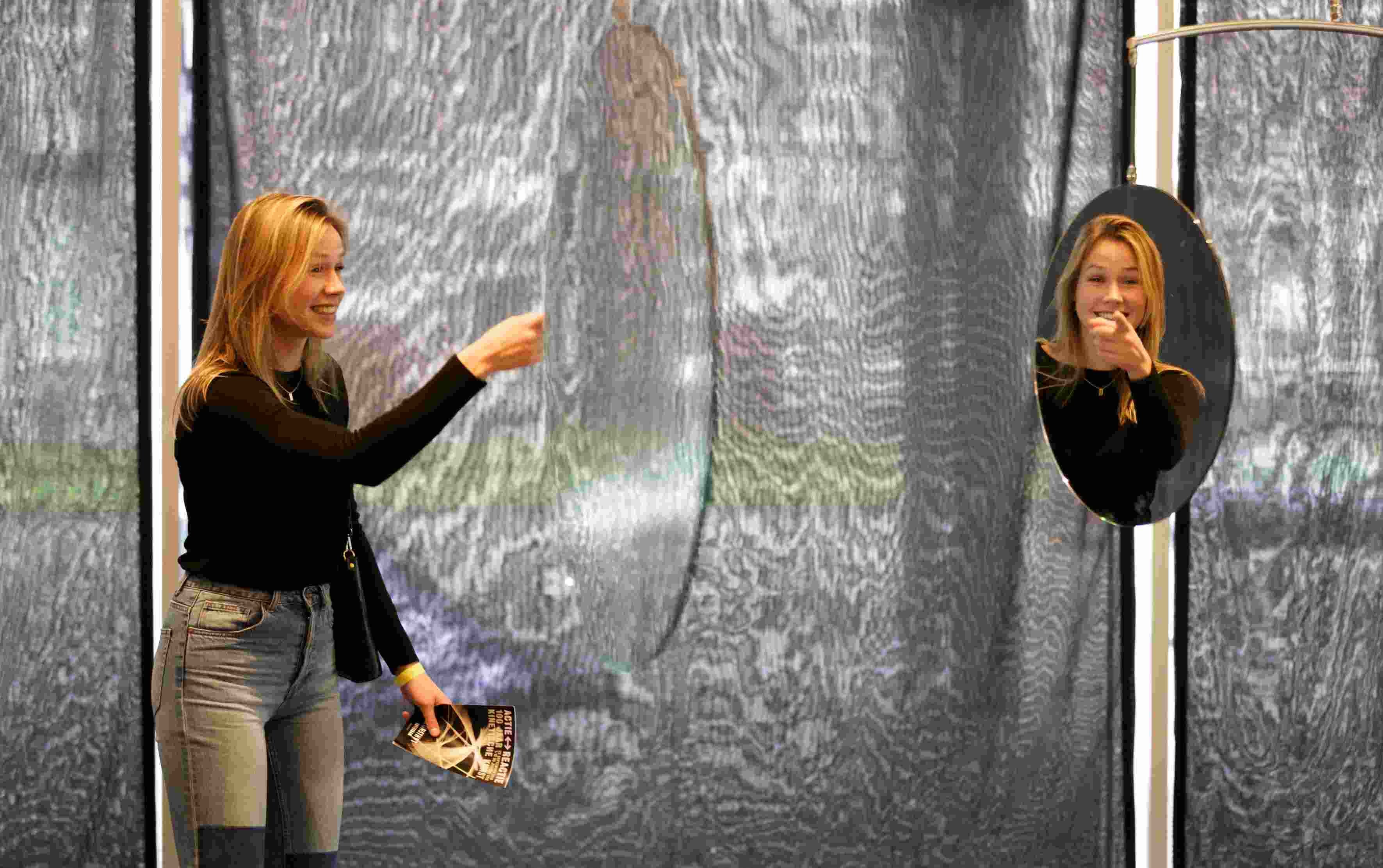 Bezoeker bij het werk Invisible Life, 2000-2011 van kunstenaar Yayoi Kusama Opening -dag en avond-Actie Reactie_22 sept 2018_foto Fred Ernst (26).jpg
