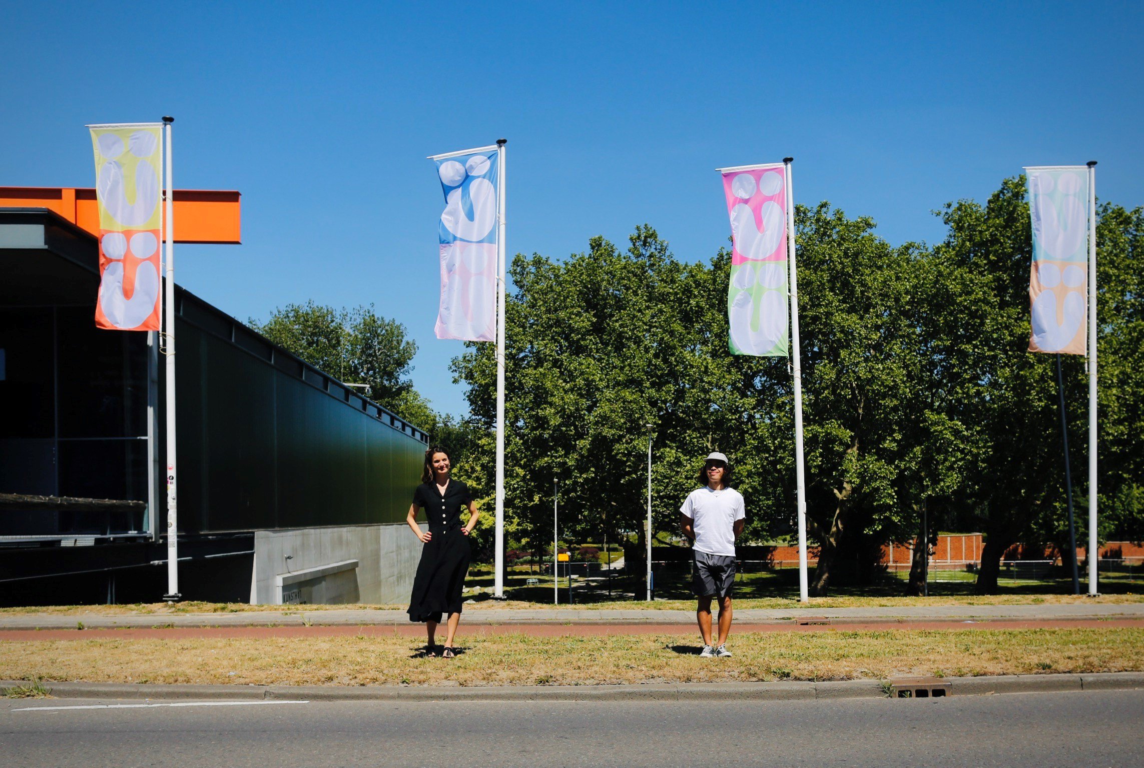Nathanja van Dijk en Nazif Lopulissa voor de banieren ©Fred Ernst 4.jpg