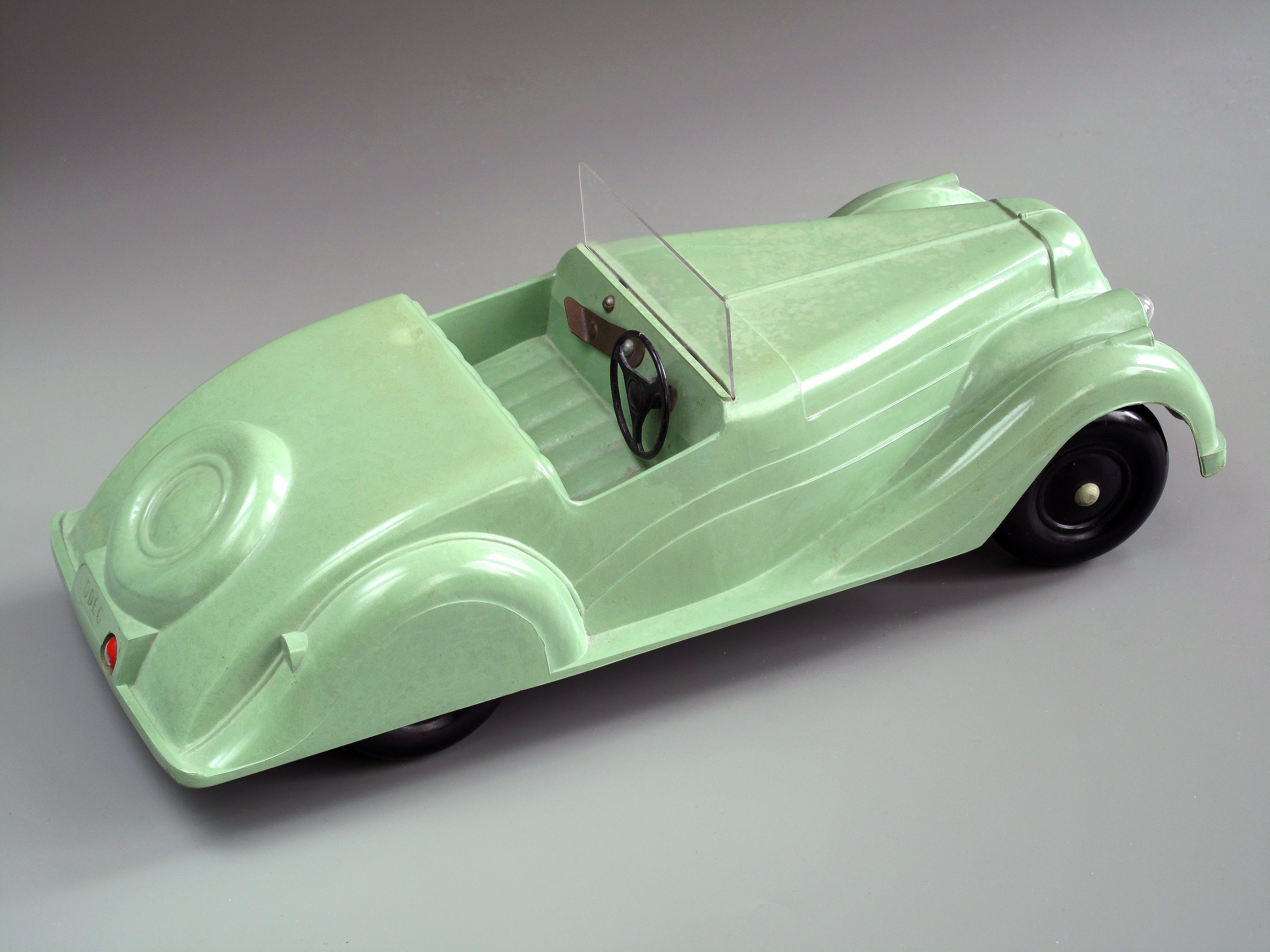 Speelgoedauto CODEC Engeland, ca. 1930. Foto: Reindert Groot Bakeliet_Kunsthal_Rotterdam (12).JPG