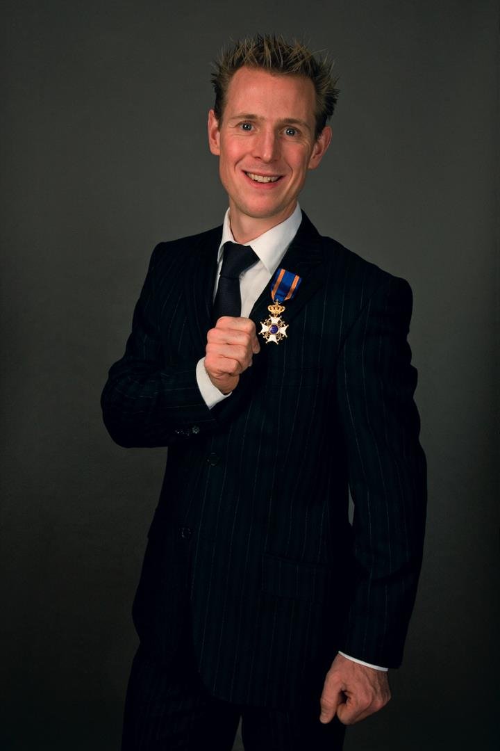 4. Schaatser Jochem Uytdehaage met zijn lintje - LR.jpg