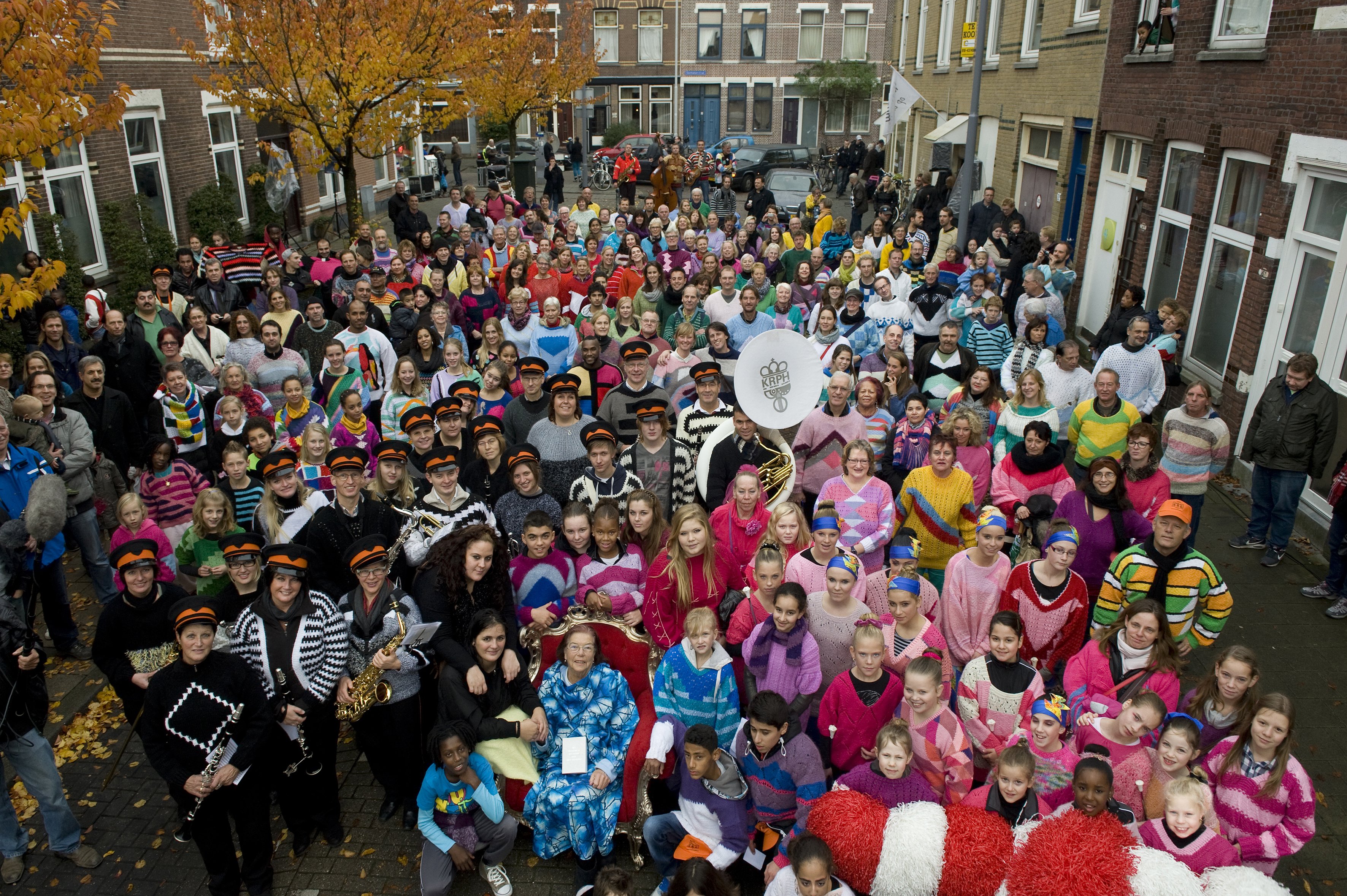 Loes Veenstra te midden van de deelnemers aan de flashmob ind e 2e Carnissestraat.jpg