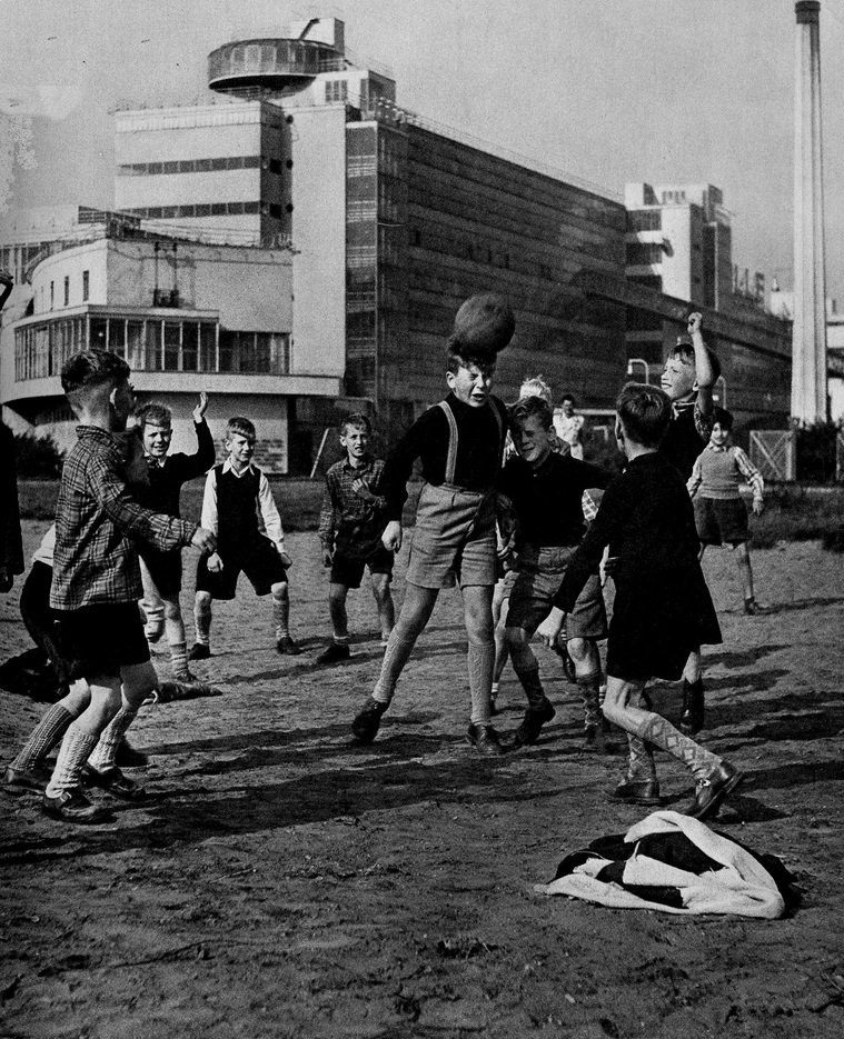 Ed van Wijk. Voetballen bij de Van Nellefabriek te Rotterdam.1950-1959