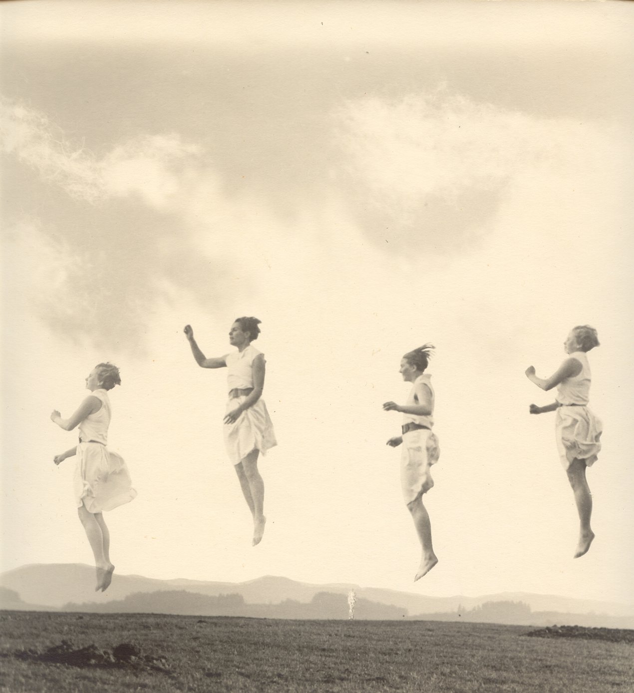 Lichtbildwerkstatt Loheland, Sprung, um 1930, Detail (© Loheland‐Stiftung Archiv) 33_Women-In-Design-Lichtbildwerkstatt-Loheland-Sprung-Montage-1930.jpg