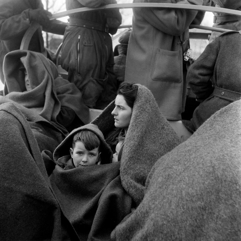 10 Ed van Wijk, Evacuatie tijdens de Watersnoodramp, Stavenisse, 1953.jpg