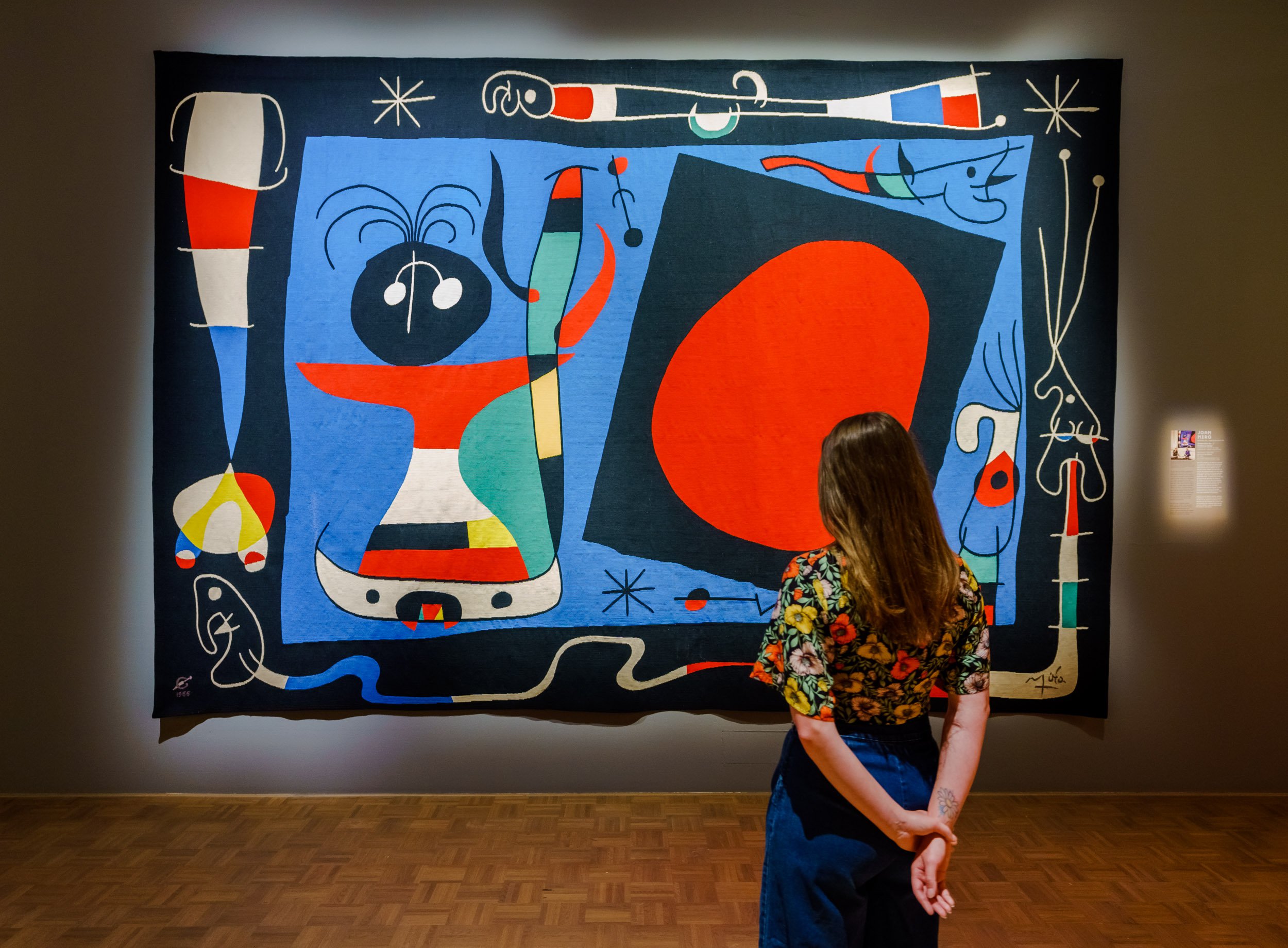 Bezoeker in de tentoonstelling 'Extra Large', foto Marco de Swart Extra Large met bezoekers Low Res 20.JPG